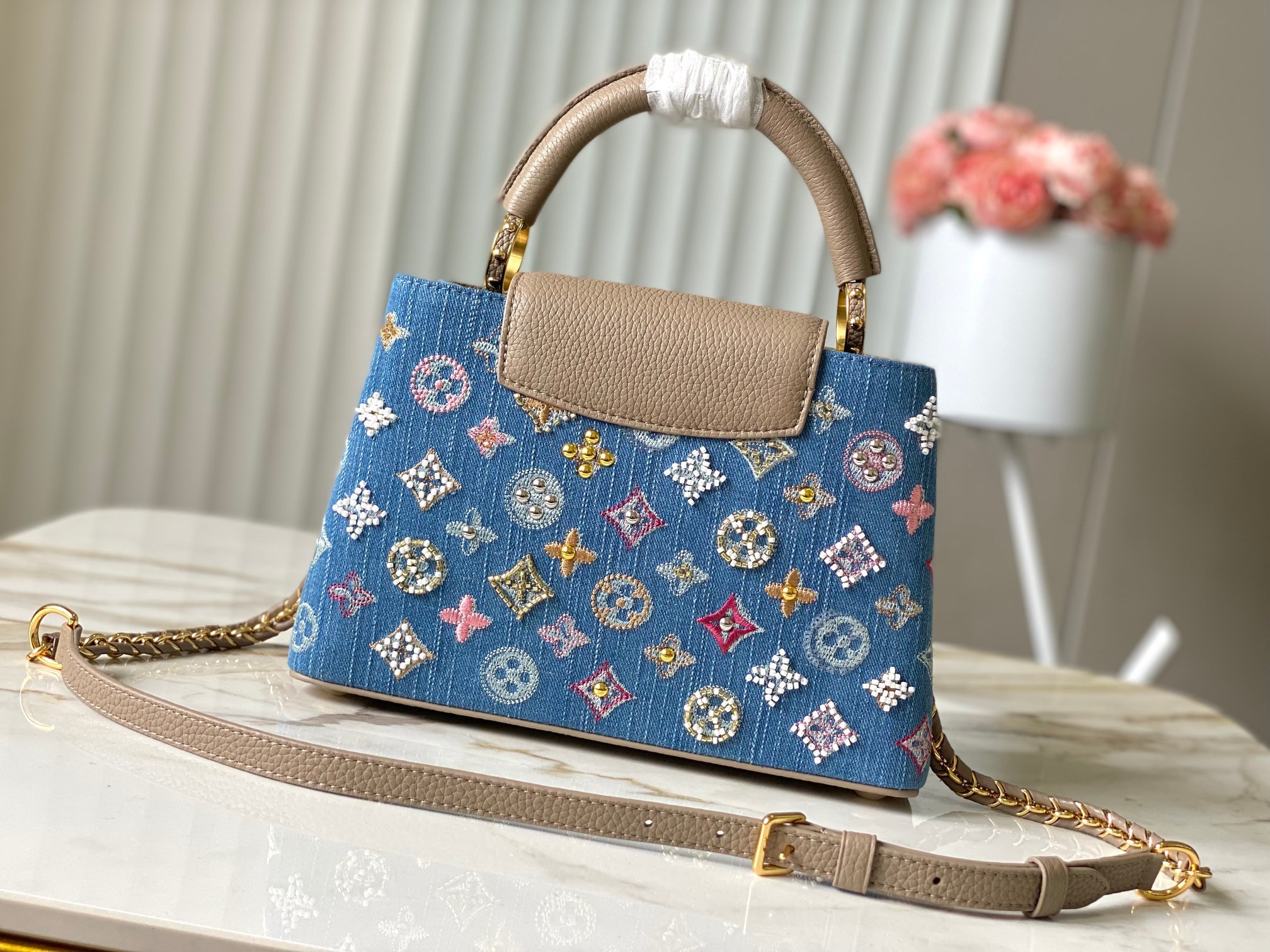 ❤️正品原料🔹动态芯片🔹M12947/M48865淡咖丹宁花朵刺绣款🔹本款 Capucines 手袋为M