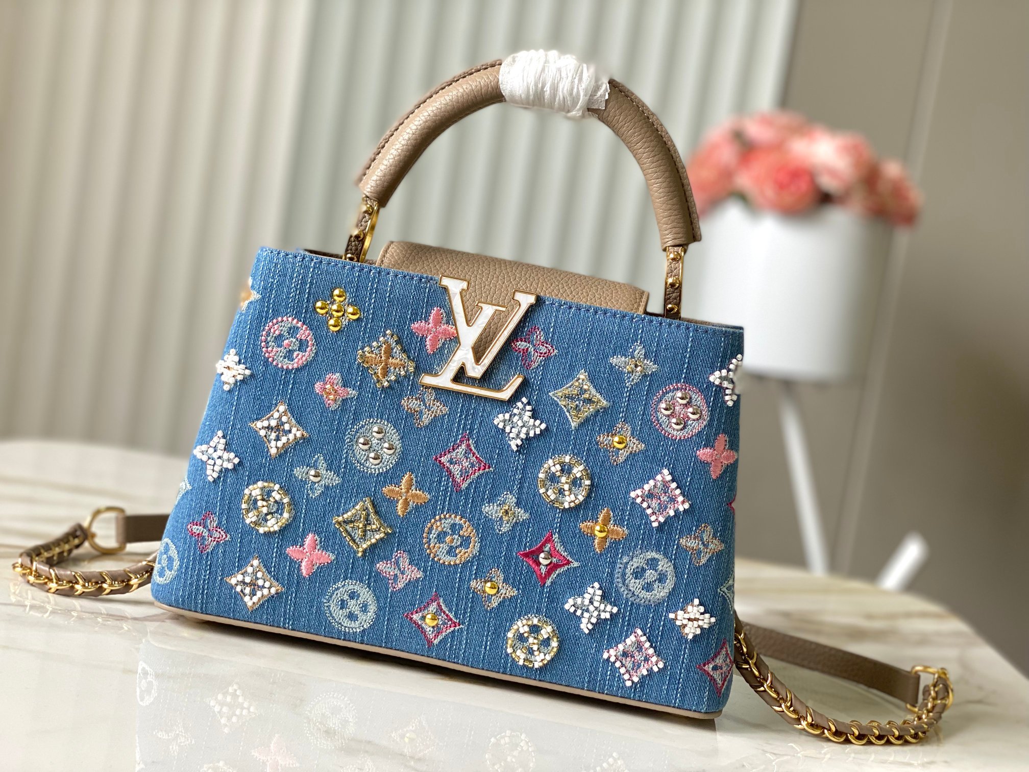 ❤️正品原料🔹动态芯片🔹M12947/M48865淡咖丹宁花朵刺绣款🔹本款 Capucines 手袋为M