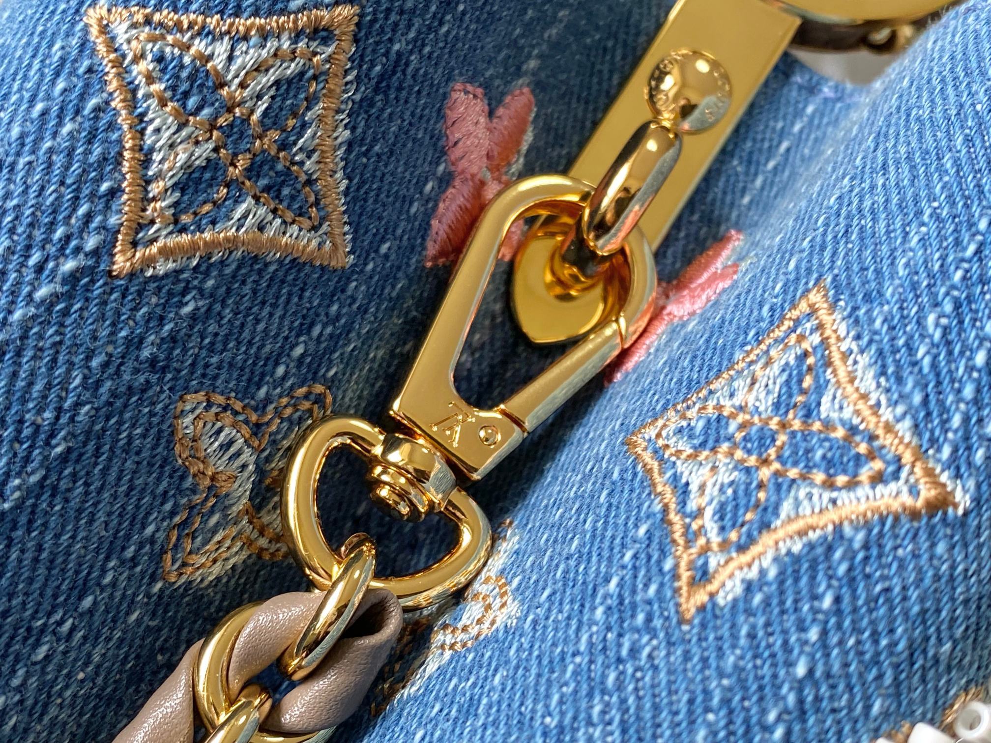 ❤️正品原料🔹动态芯片🔹M12947/M48865淡咖丹宁花朵刺绣款🔹本款 Capucines 手袋为M