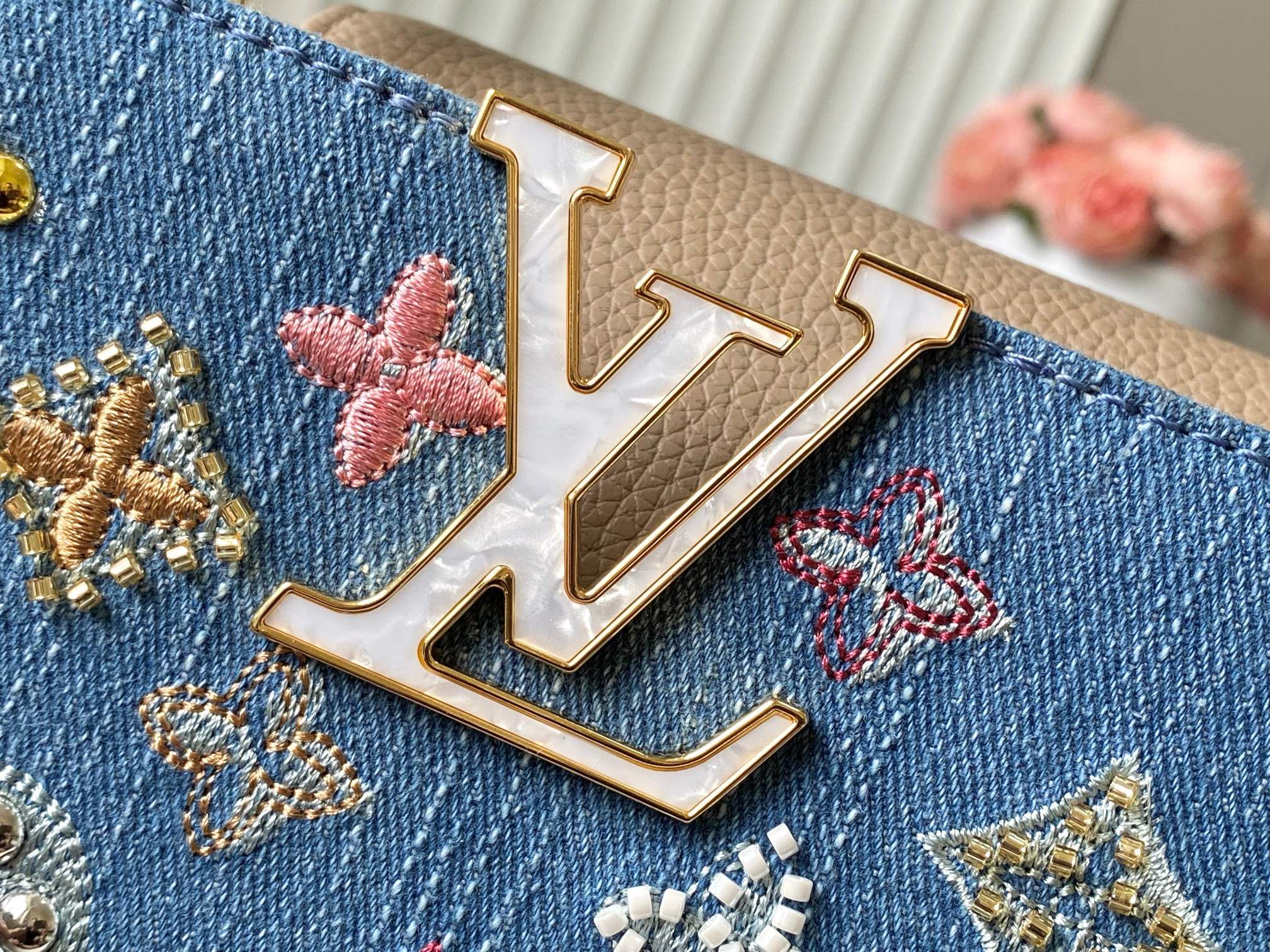 ❤️正品原料🔹动态芯片🔹M12947/M48865淡咖丹宁花朵刺绣款🔹本款 Capucines 手袋为M