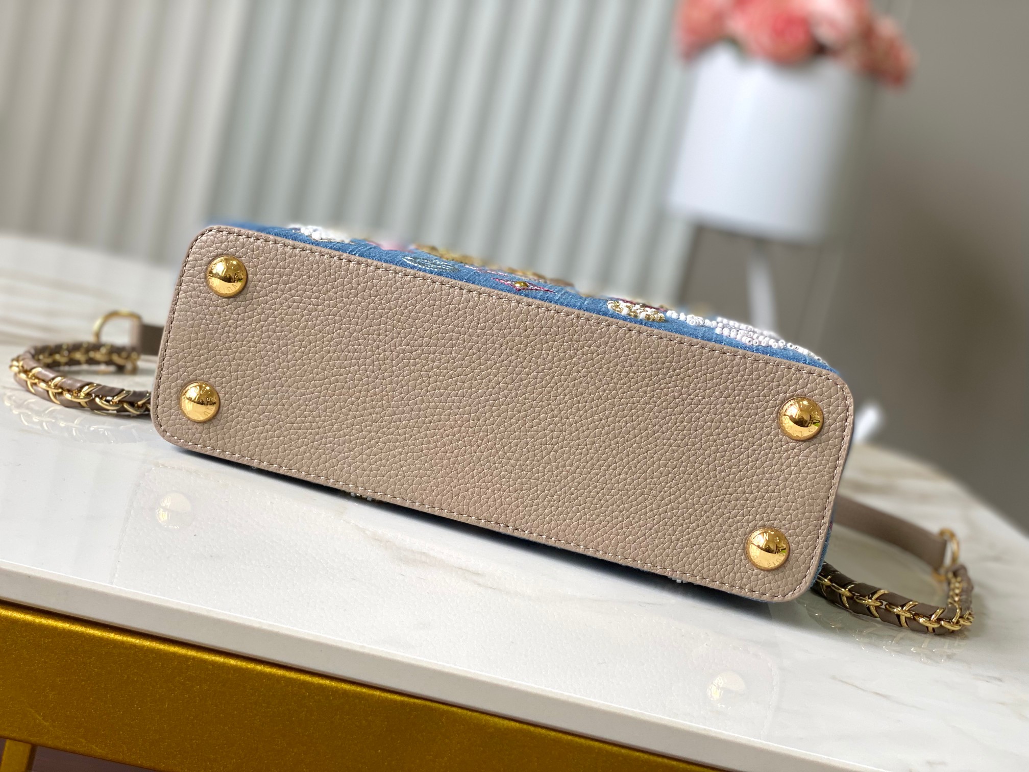 ❤️正品原料🔹动态芯片🔹M12947/M48865淡咖丹宁花朵刺绣款🔹本款 Capucines 手袋为M