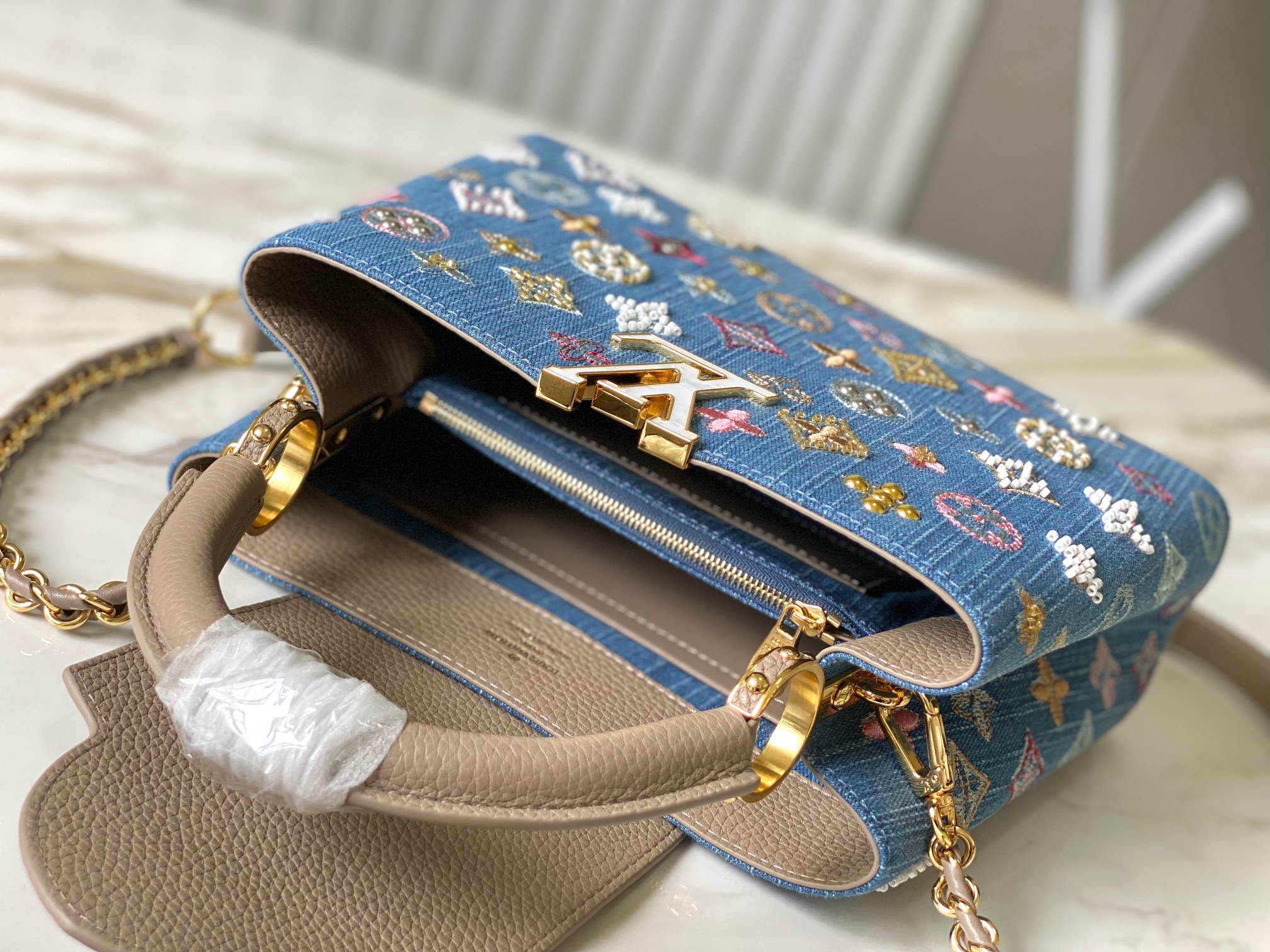 ❤️正品原料🔹动态芯片🔹M12947/M48865淡咖丹宁花朵刺绣款🔹本款 Capucines 手袋为M