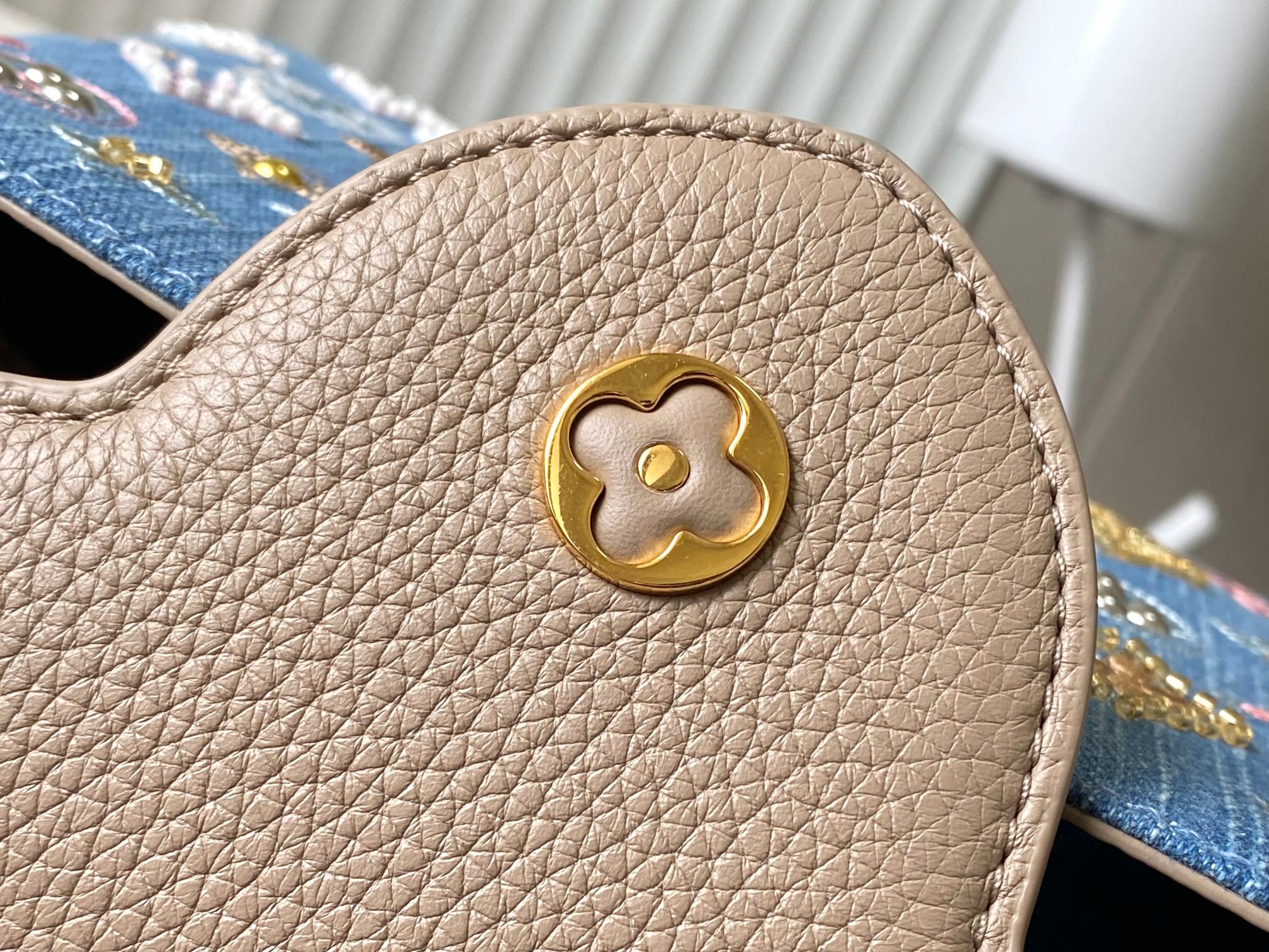 ❤️正品原料🔹动态芯片🔹M12947/M48865淡咖丹宁花朵刺绣款🔹本款 Capucines 手袋为M