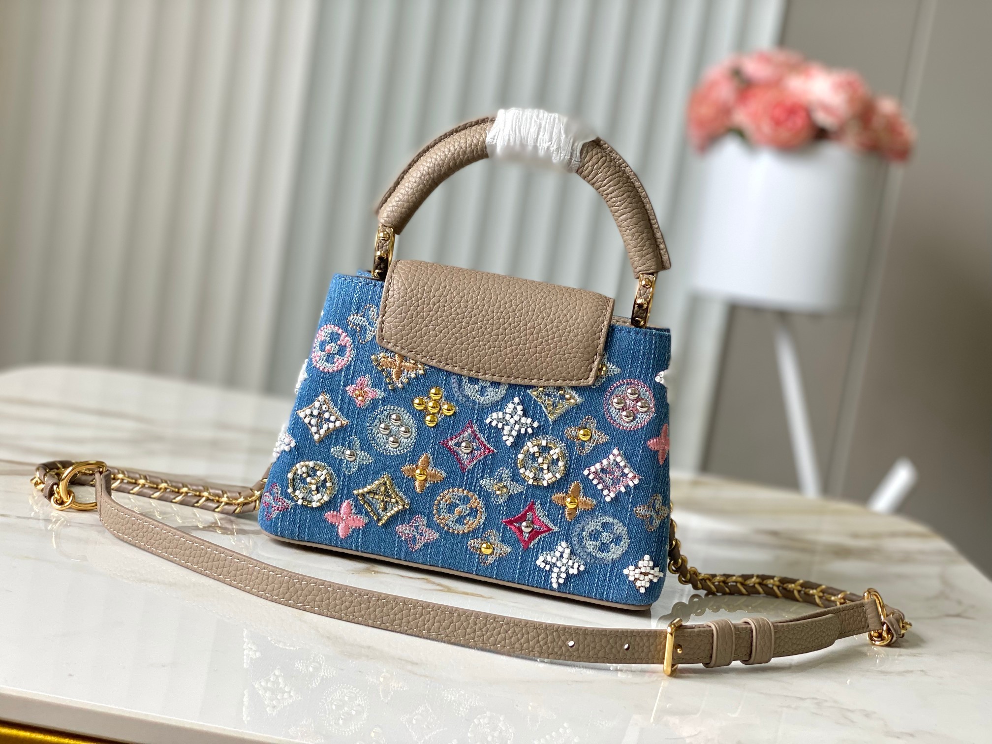 ❤️正品原料🔹动态芯片🔹M12947/M48865淡咖丹宁花朵刺绣款🔹本款 Capucines 手袋为M