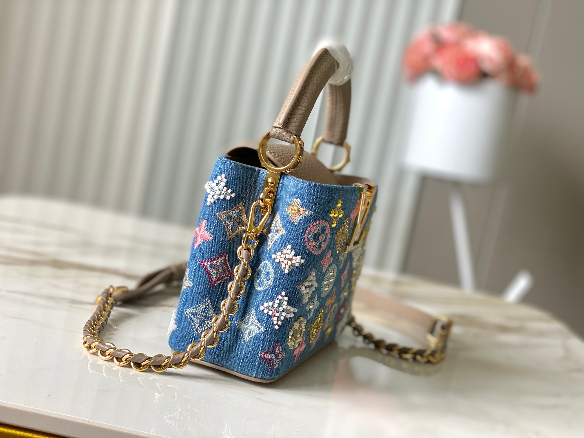 ❤️正品原料🔹动态芯片🔹M12947/M48865淡咖丹宁花朵刺绣款🔹本款 Capucines 手袋为M