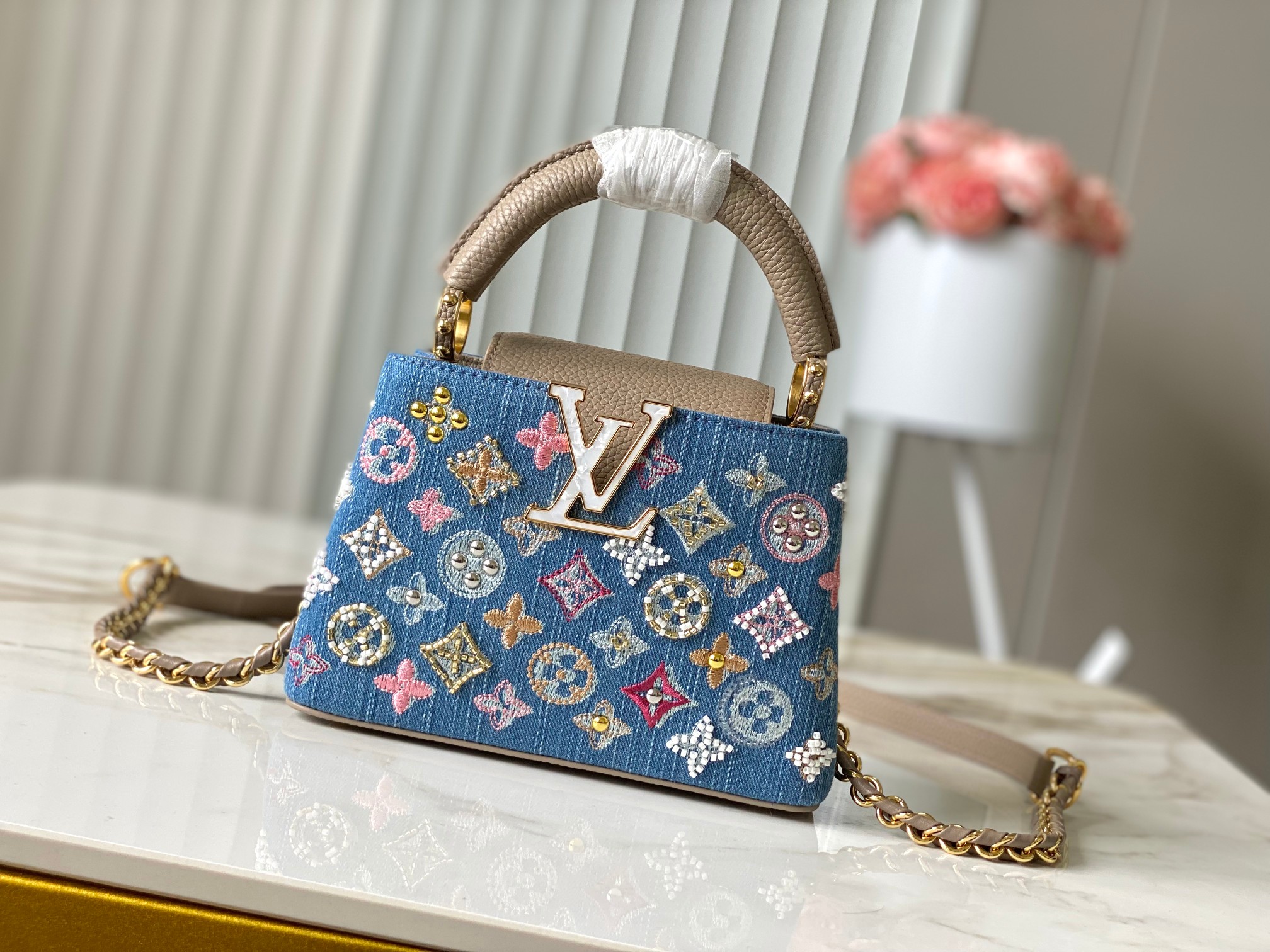 ❤️正品原料🔹动态芯片🔹M12947/M48865淡咖丹宁花朵刺绣款🔹本款 Capucines 手袋为M