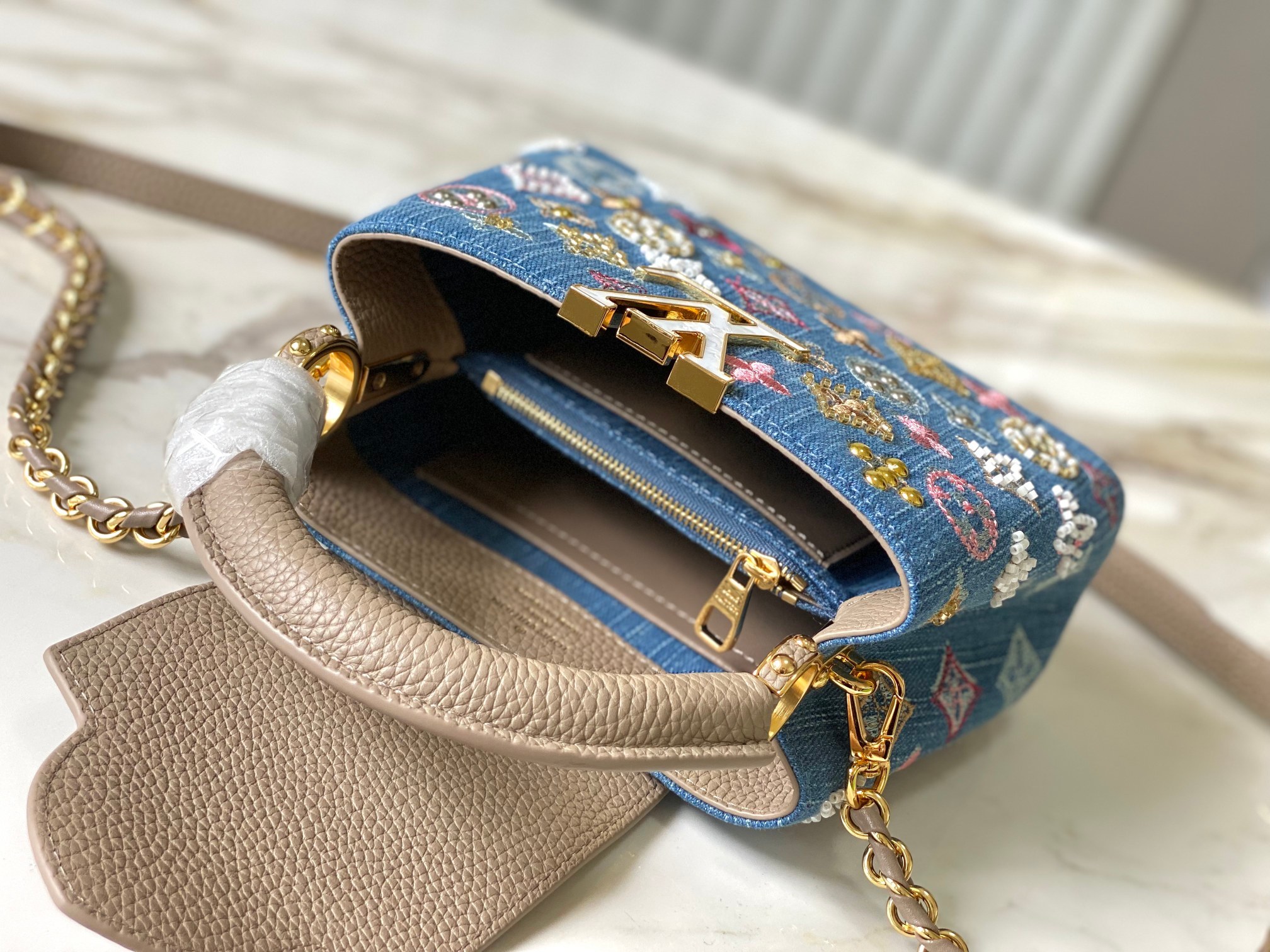 ❤️正品原料🔹动态芯片🔹M12947/M48865淡咖丹宁花朵刺绣款🔹本款 Capucines 手袋为M