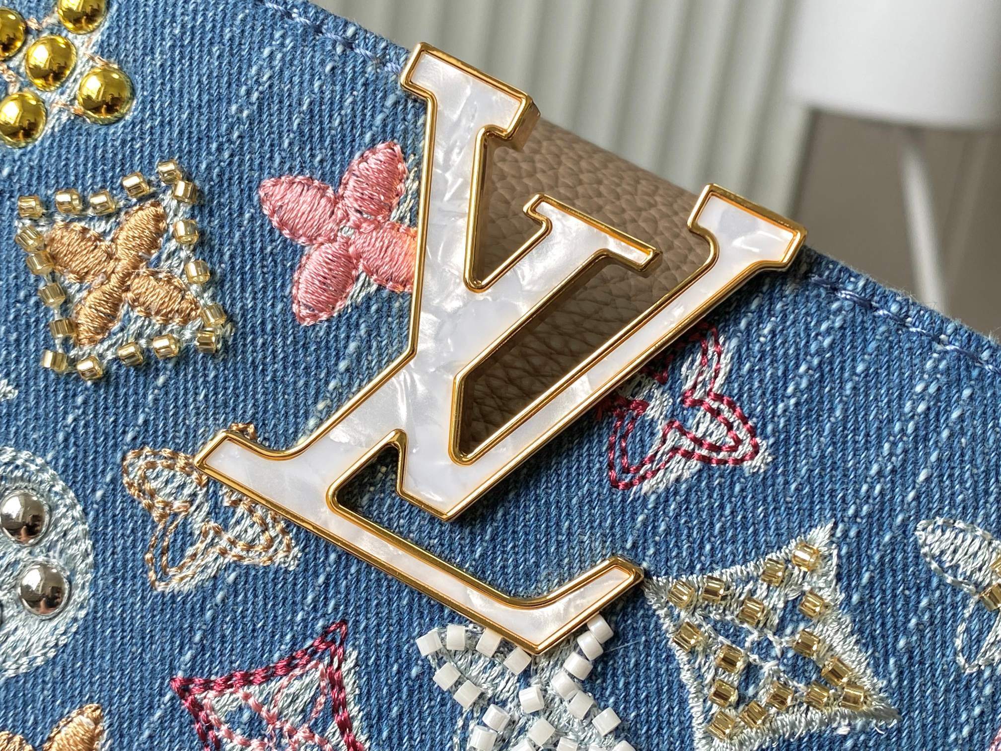 ❤️正品原料🔹动态芯片🔹M12947/M48865淡咖丹宁花朵刺绣款🔹本款 Capucines 手袋为M