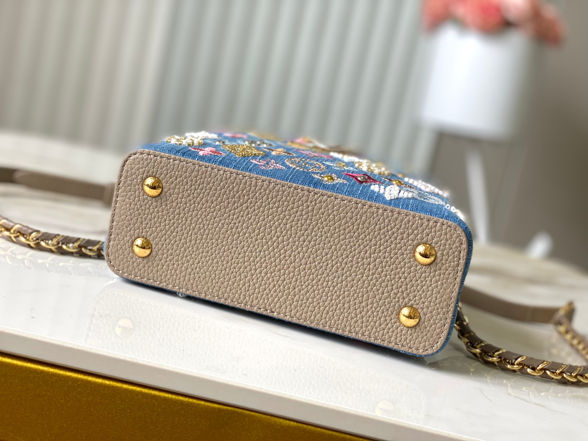 ❤️正品原料🔹动态芯片🔹M12947/M48865淡咖丹宁花朵刺绣款🔹本款 Capucines 手袋为M