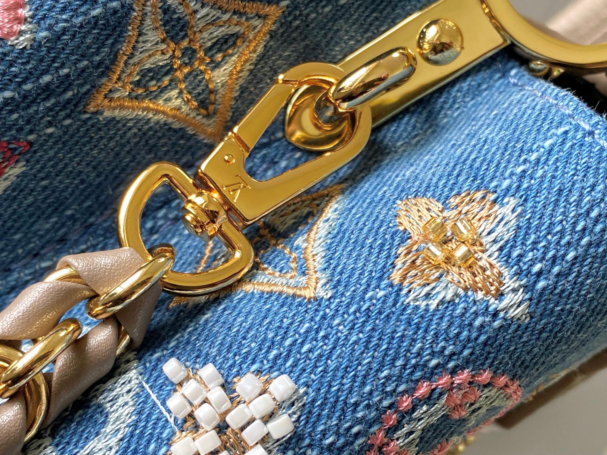 ❤️正品原料🔹动态芯片🔹M12947/M48865淡咖丹宁花朵刺绣款🔹本款 Capucines 手袋为M