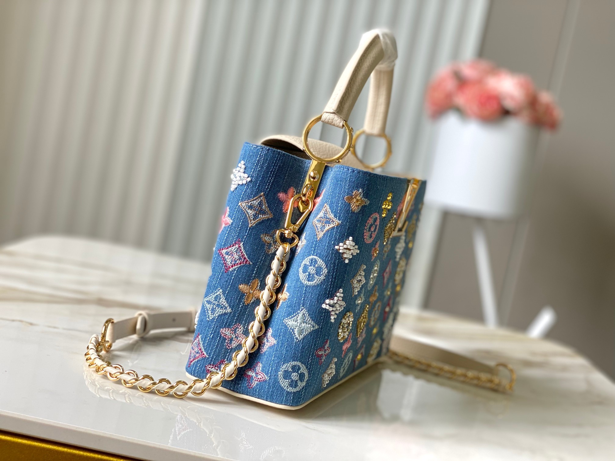 ❤️正品原料🔹动态芯片🔹M12947/M48865奶白丹宁花朵刺绣款🔹本款 Capucines 手袋为M