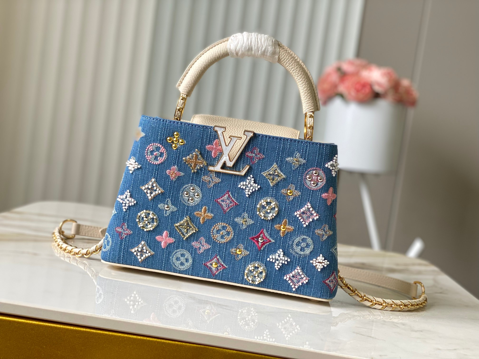 ❤️正品原料🔹动态芯片🔹M12947/M48865奶白丹宁花朵刺绣款🔹本款 Capucines 手袋为M