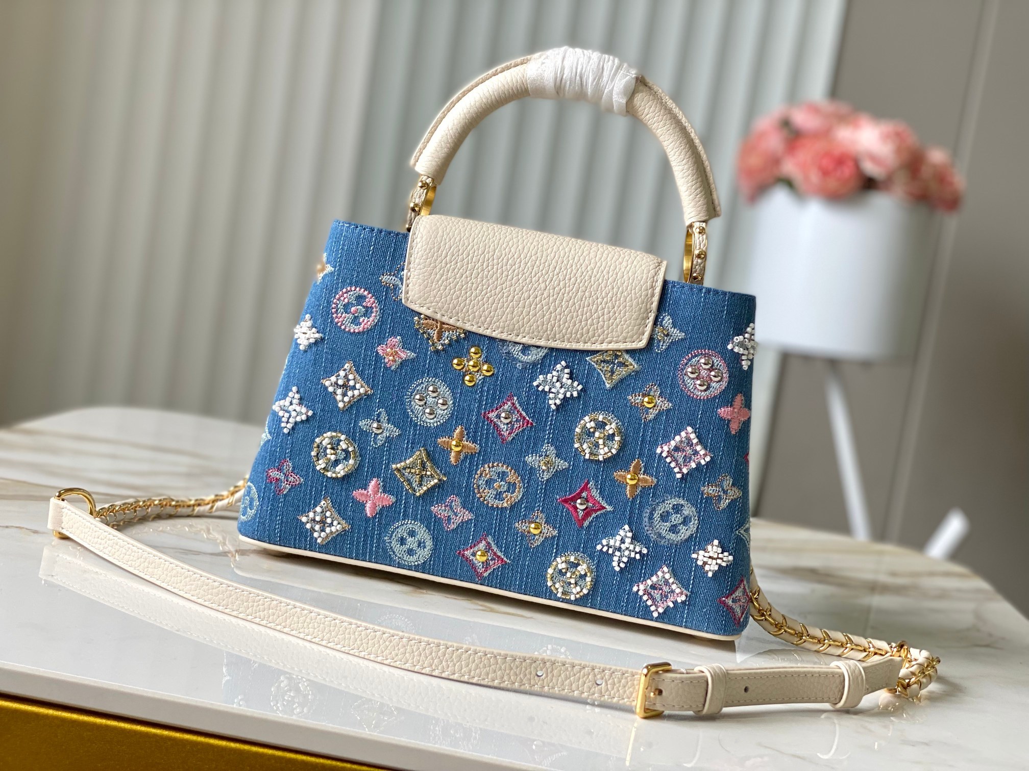 ❤️正品原料🔹动态芯片🔹M12947/M48865奶白丹宁花朵刺绣款🔹本款 Capucines 手袋为M