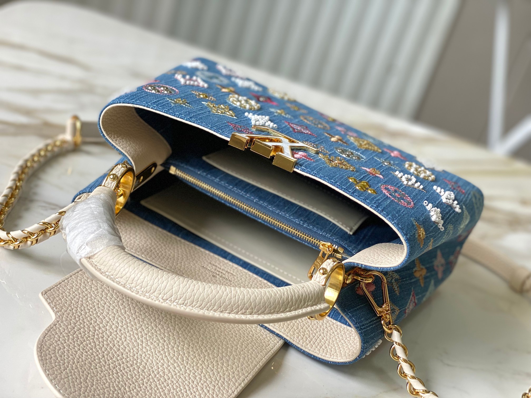 ❤️正品原料🔹动态芯片🔹M12947/M48865奶白丹宁花朵刺绣款🔹本款 Capucines 手袋为M