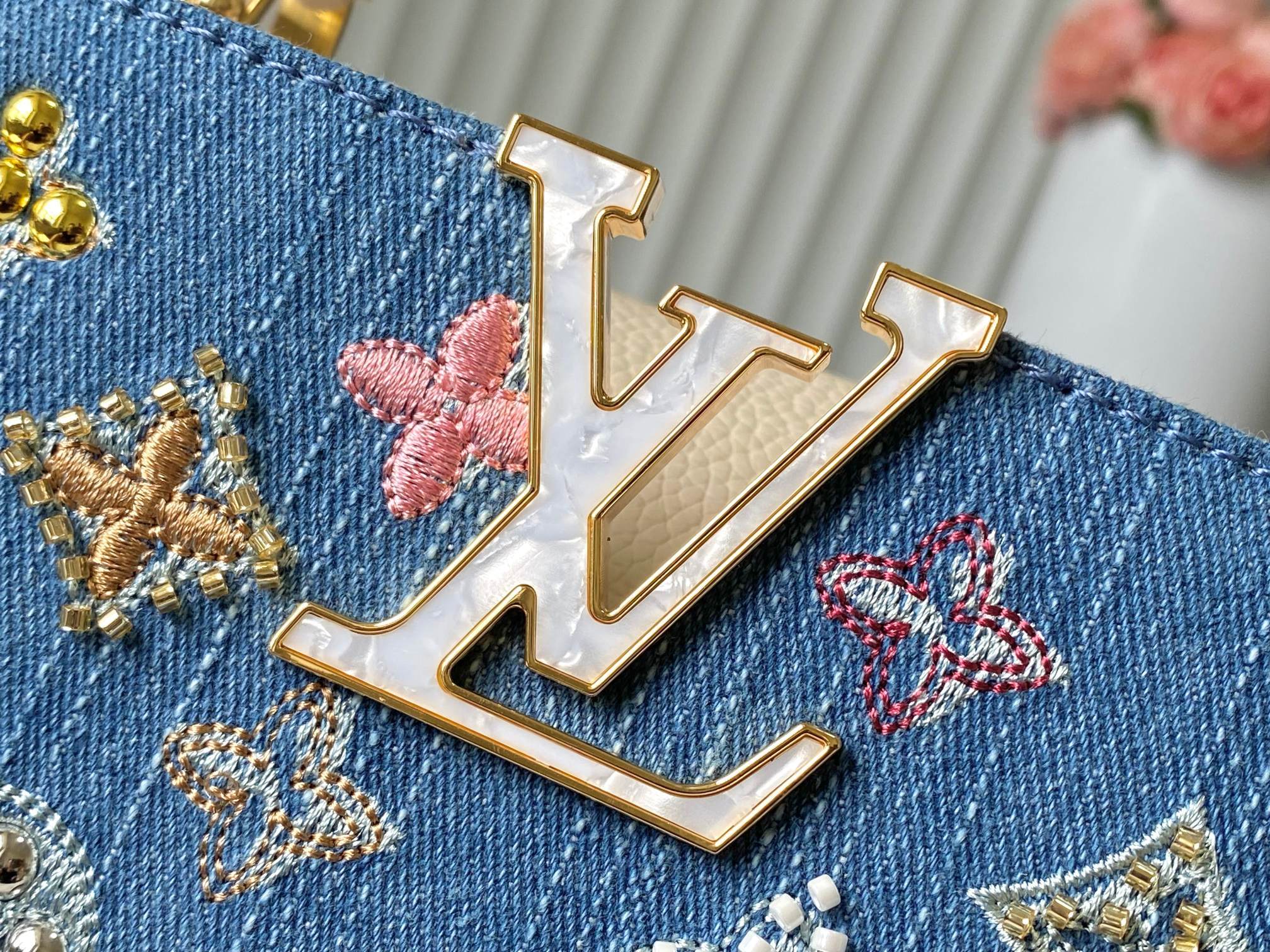 ❤️正品原料🔹动态芯片🔹M12947/M48865奶白丹宁花朵刺绣款🔹本款 Capucines 手袋为M