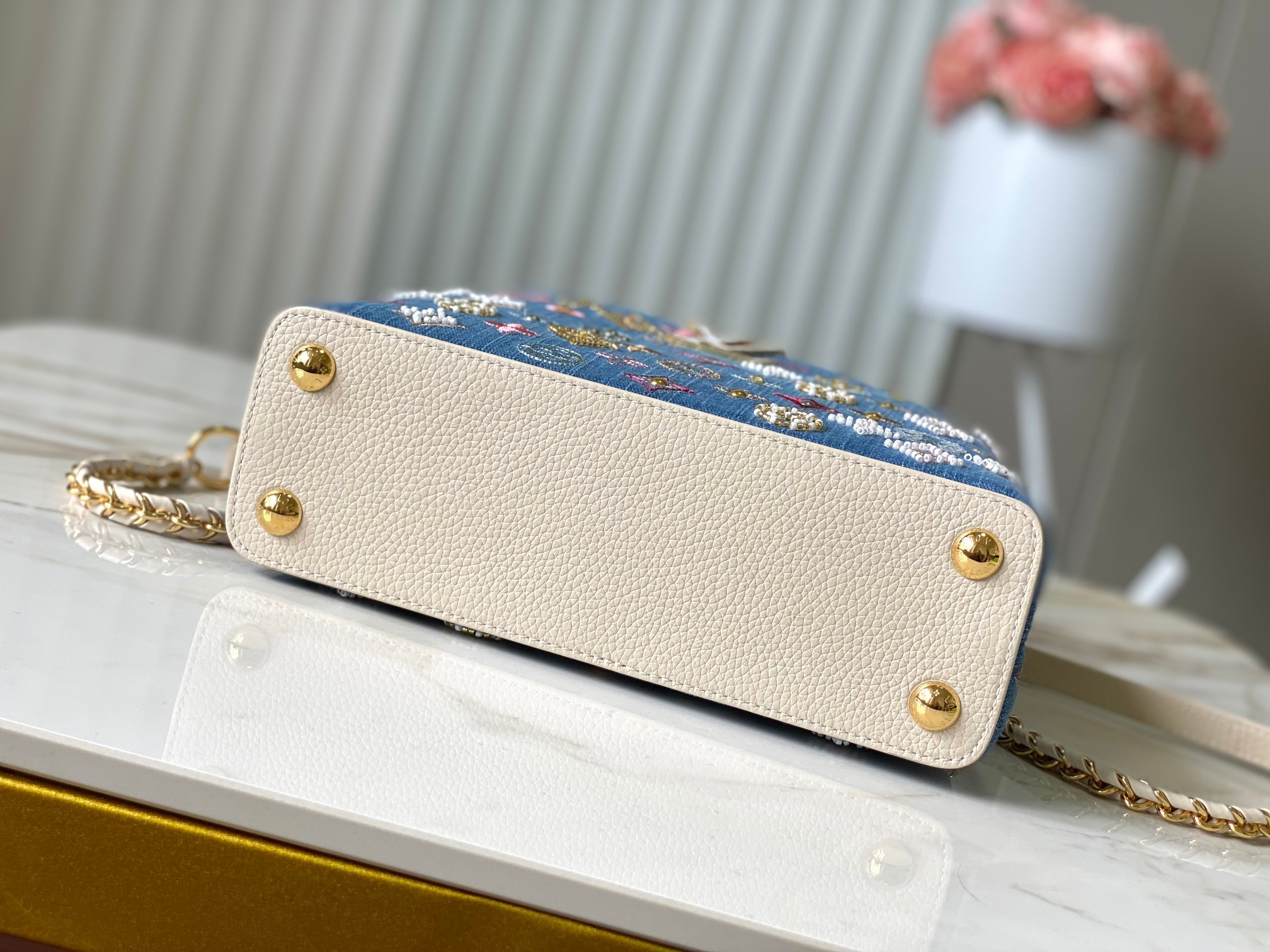 ❤️正品原料🔹动态芯片🔹M12947/M48865奶白丹宁花朵刺绣款🔹本款 Capucines 手袋为M