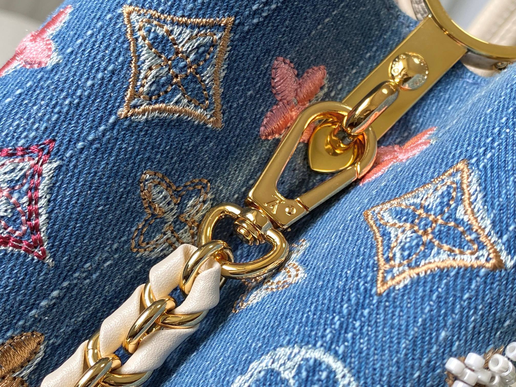 ❤️正品原料🔹动态芯片🔹M12947/M48865奶白丹宁花朵刺绣款🔹本款 Capucines 手袋为M