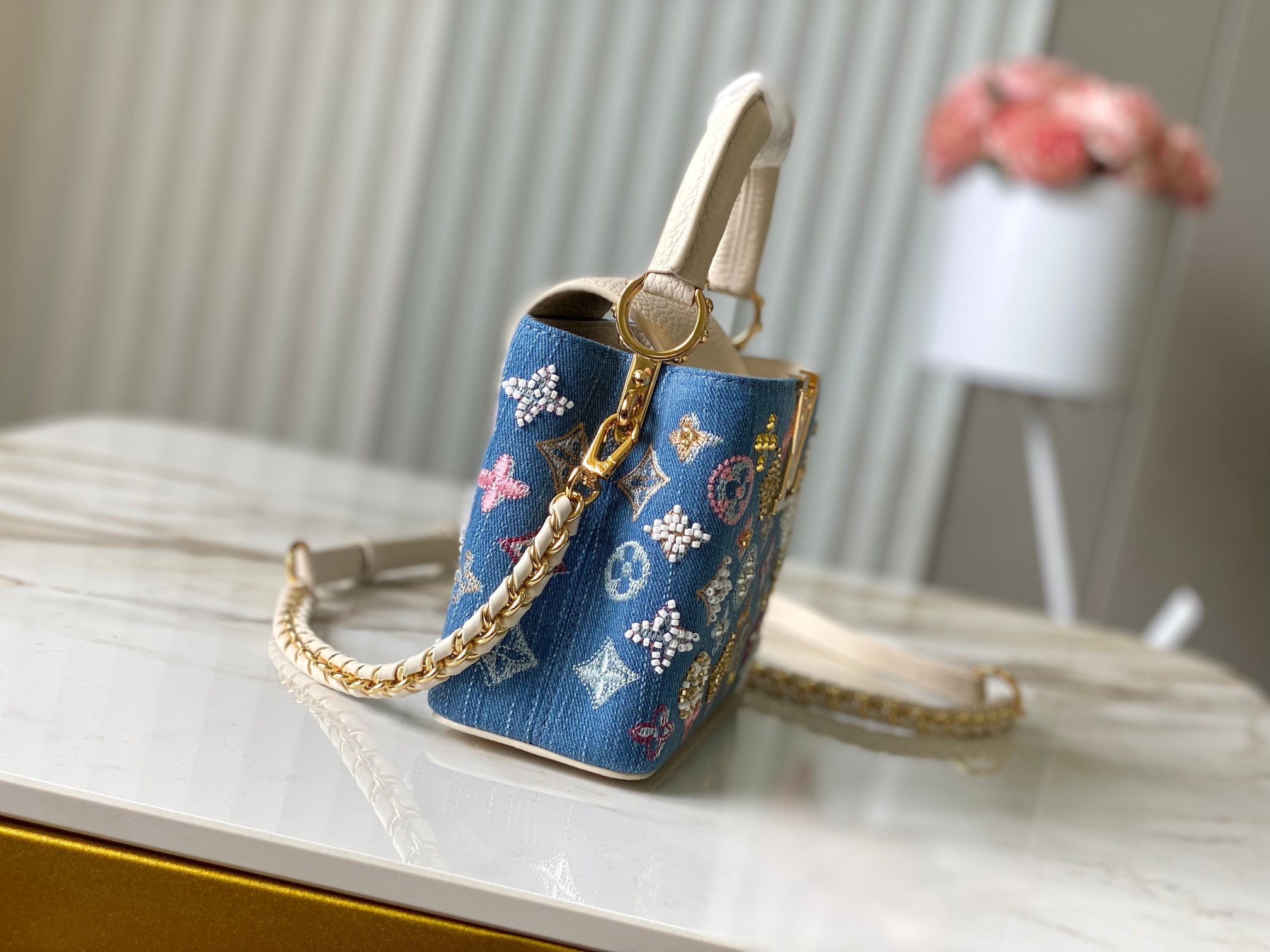 ❤️正品原料🔹动态芯片🔹M12947/M48865奶白丹宁花朵刺绣款🔹本款 Capucines 手袋为M