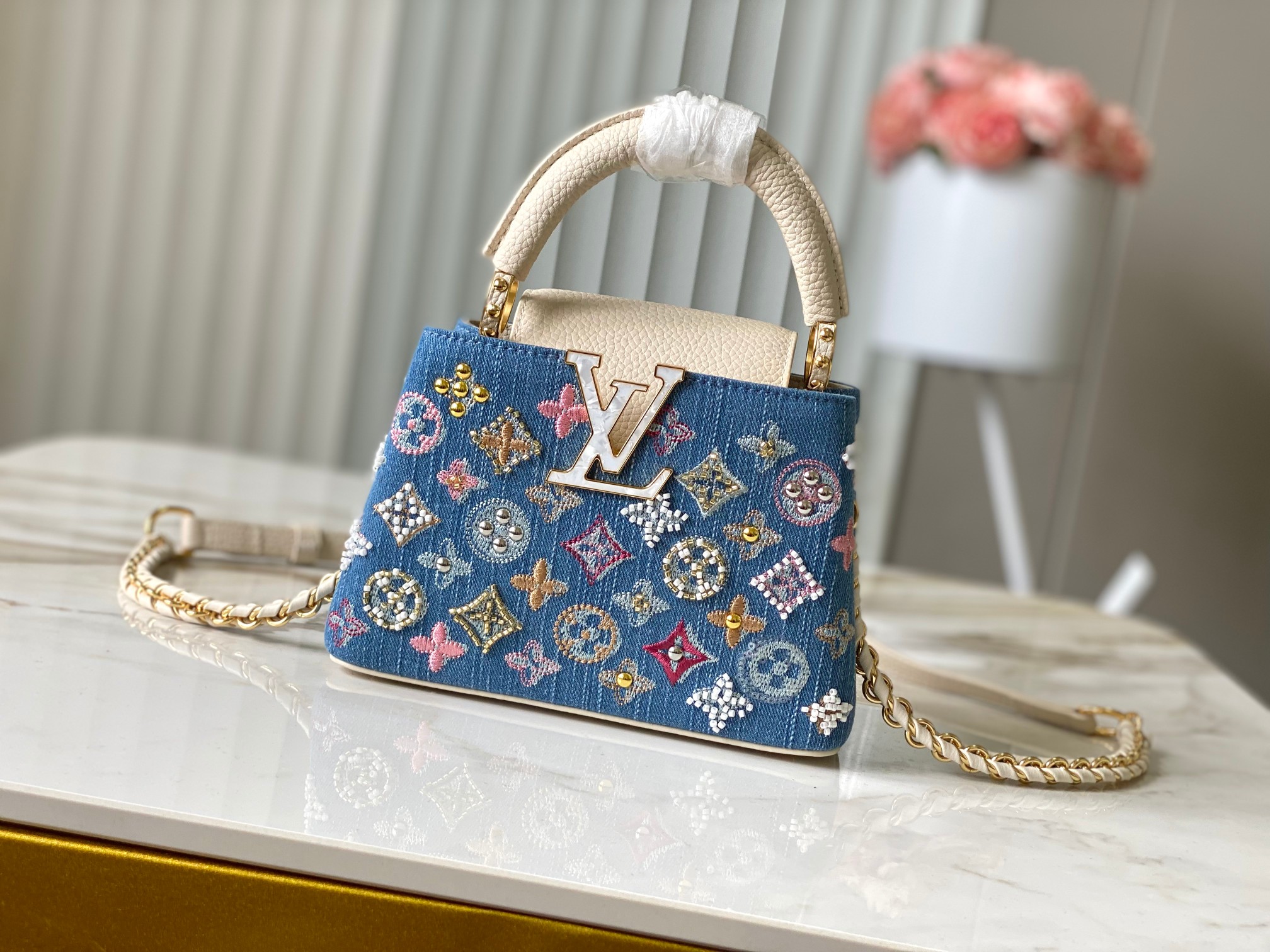 ❤️正品原料🔹动态芯片🔹M12947/M48865奶白丹宁花朵刺绣款🔹本款 Capucines 手袋为M