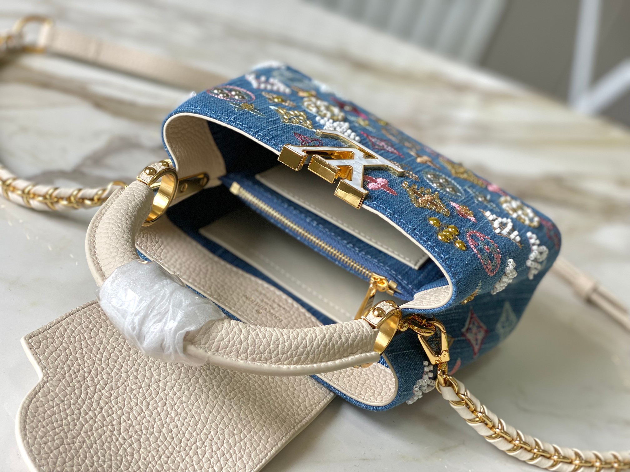 ❤️正品原料🔹动态芯片🔹M12947/M48865奶白丹宁花朵刺绣款🔹本款 Capucines 手袋为M