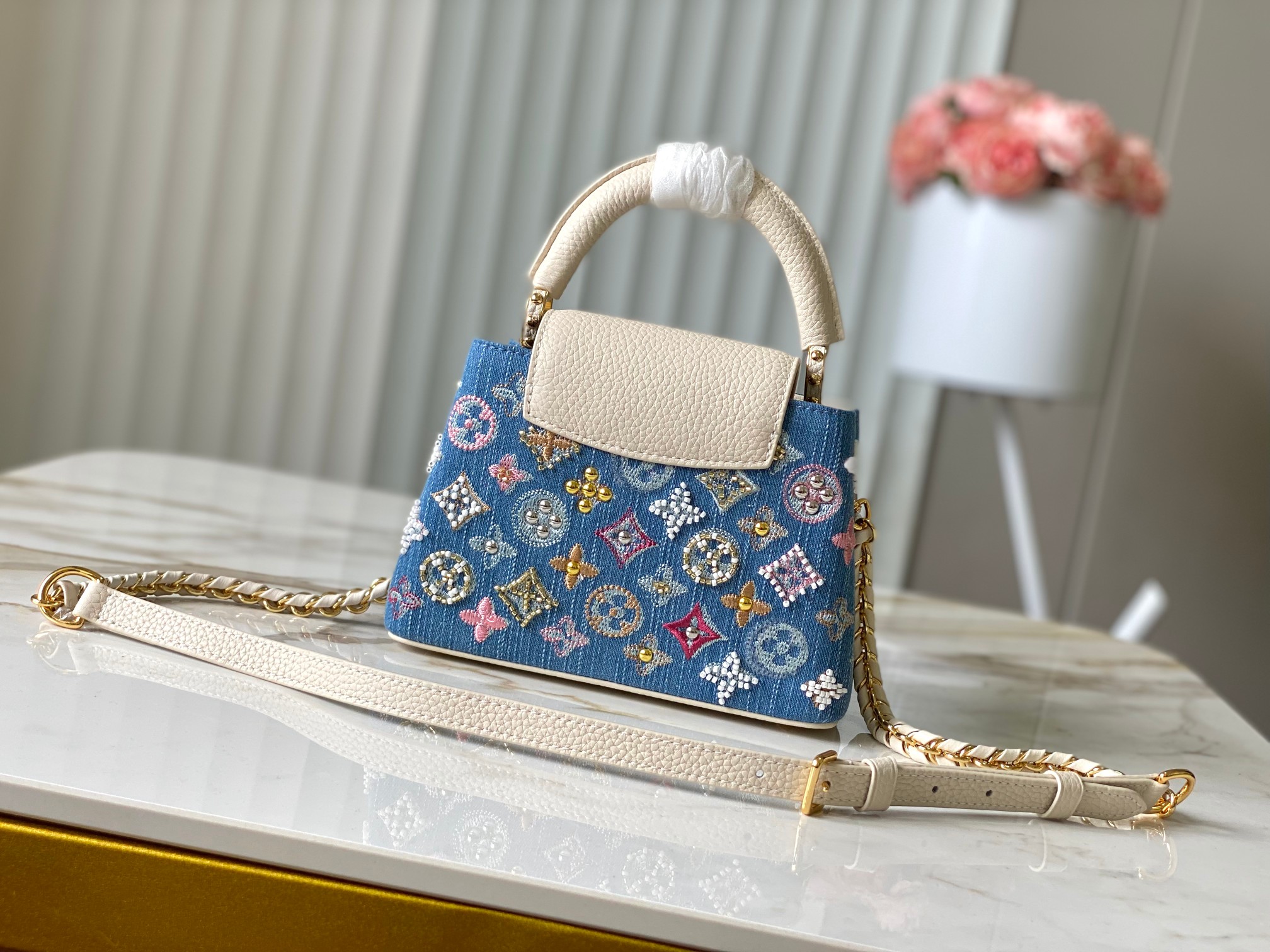 ❤️正品原料🔹动态芯片🔹M12947/M48865奶白丹宁花朵刺绣款🔹本款 Capucines 手袋为M