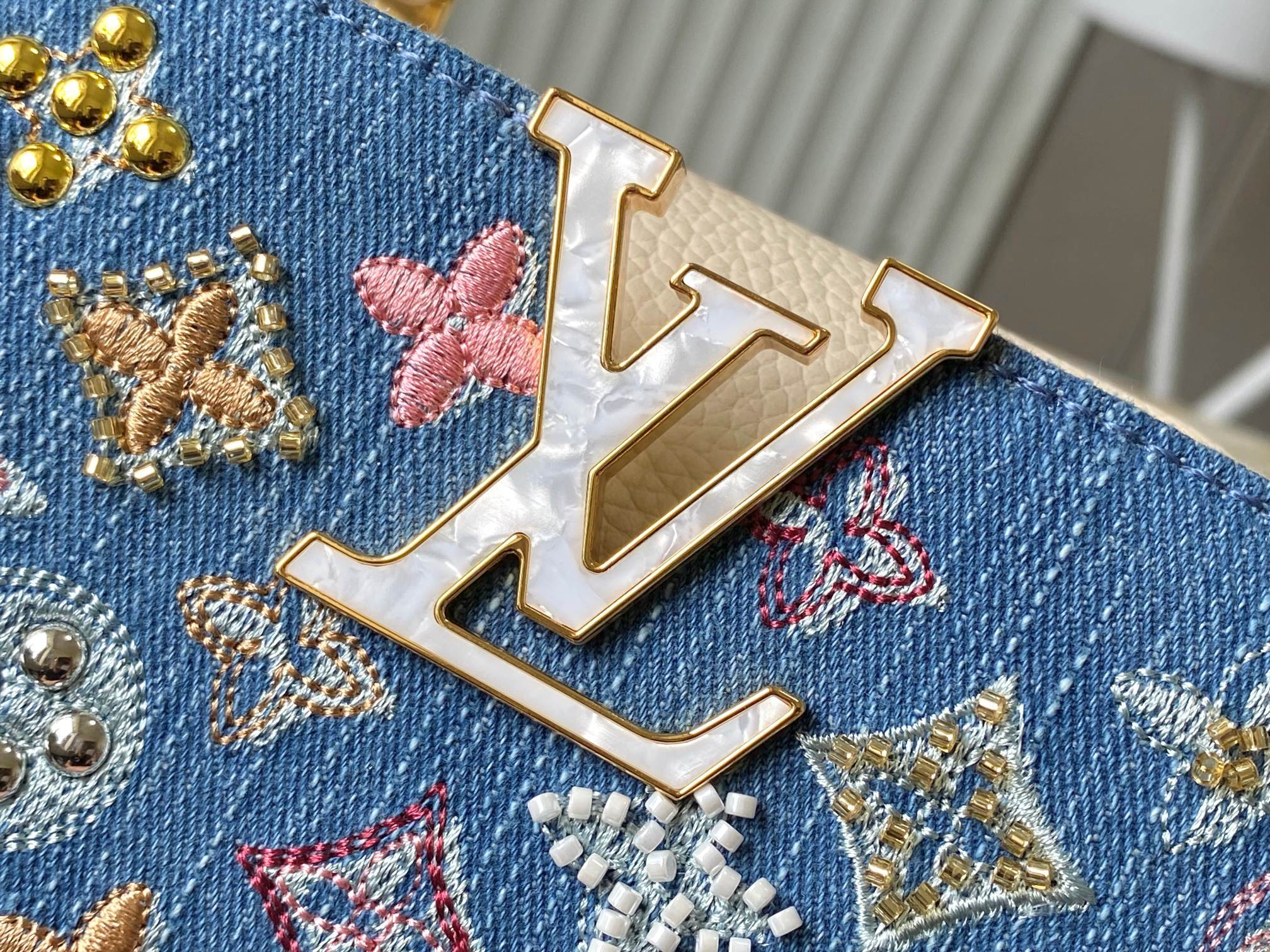 ❤️正品原料🔹动态芯片🔹M12947/M48865奶白丹宁花朵刺绣款🔹本款 Capucines 手袋为M