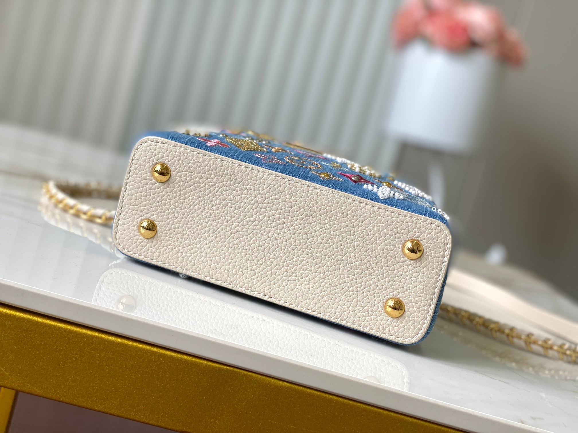 ❤️正品原料🔹动态芯片🔹M12947/M48865奶白丹宁花朵刺绣款🔹本款 Capucines 手袋为M