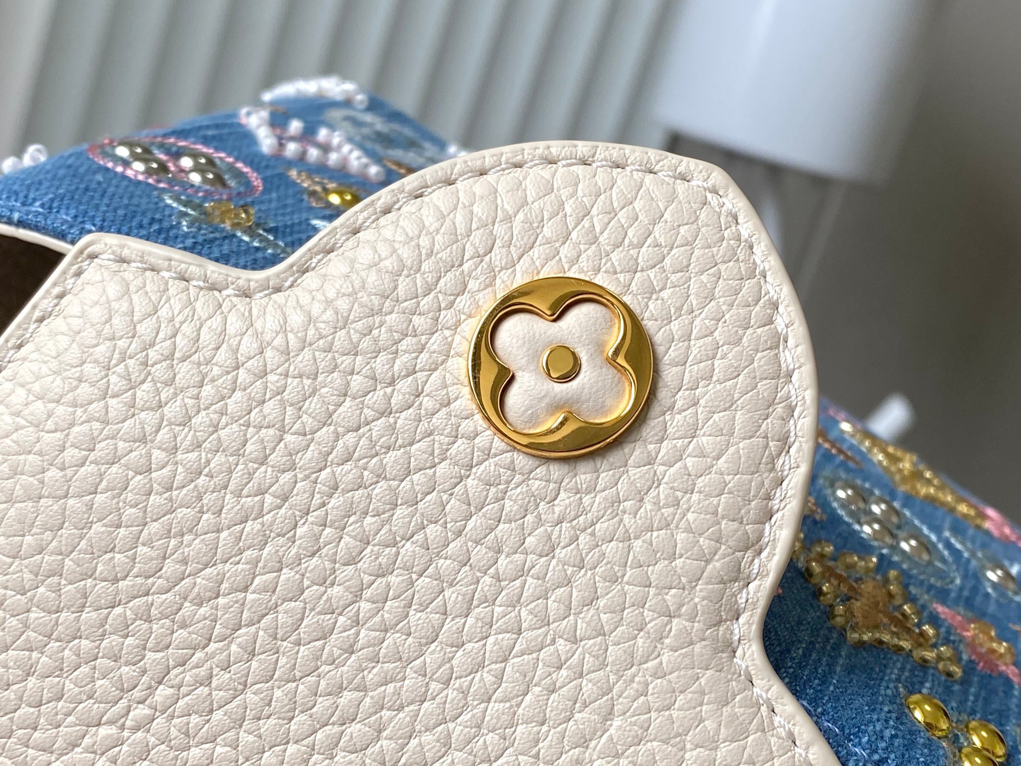 ❤️正品原料🔹动态芯片🔹M12947/M48865奶白丹宁花朵刺绣款🔹本款 Capucines 手袋为M