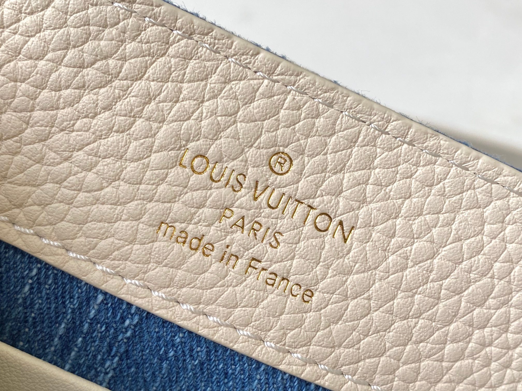 ❤️正品原料🔹动态芯片🔹M12947/M48865奶白丹宁花朵刺绣款🔹本款 Capucines 手袋为M