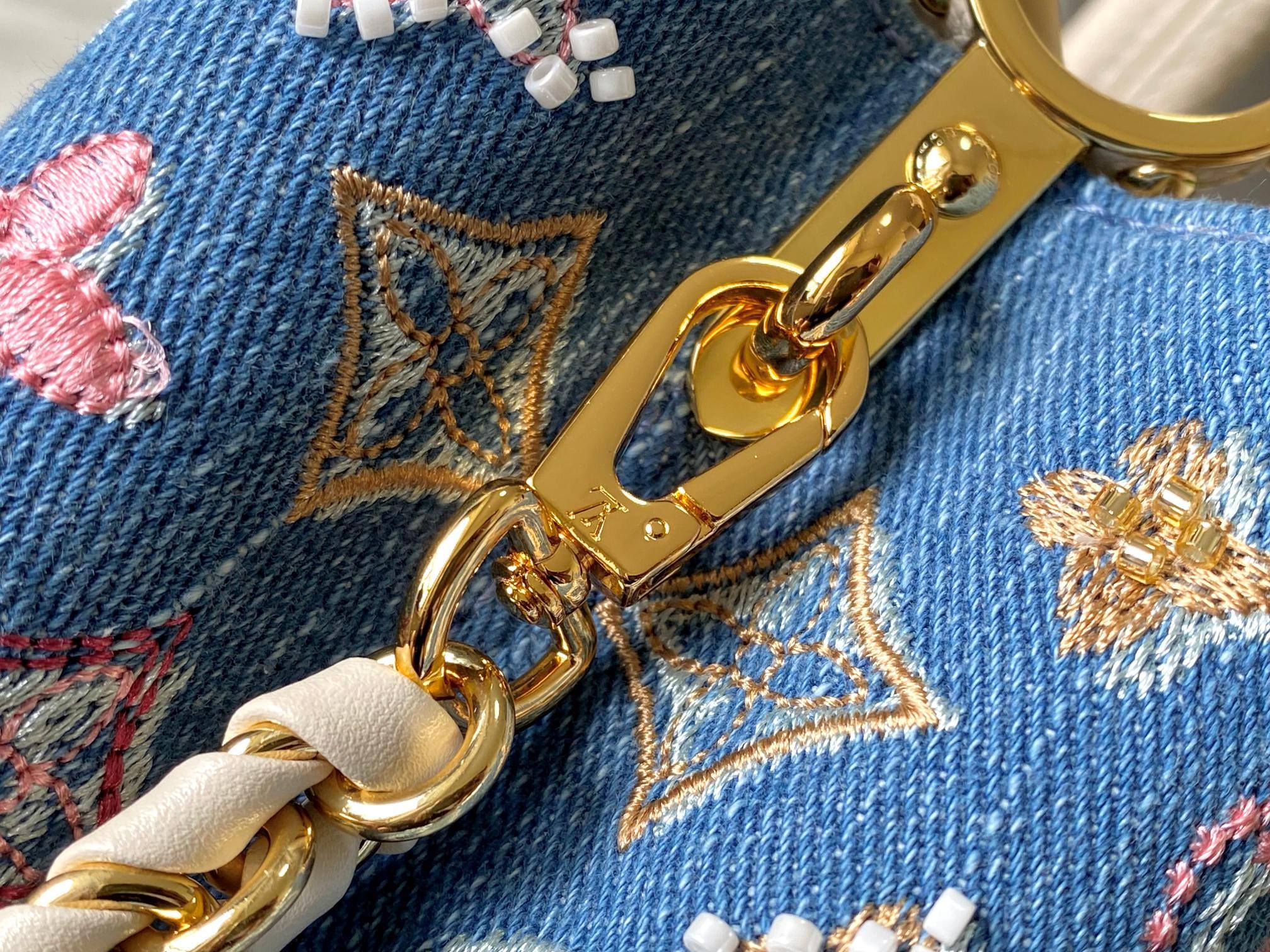 ❤️正品原料🔹动态芯片🔹M12947/M48865奶白丹宁花朵刺绣款🔹本款 Capucines 手袋为M