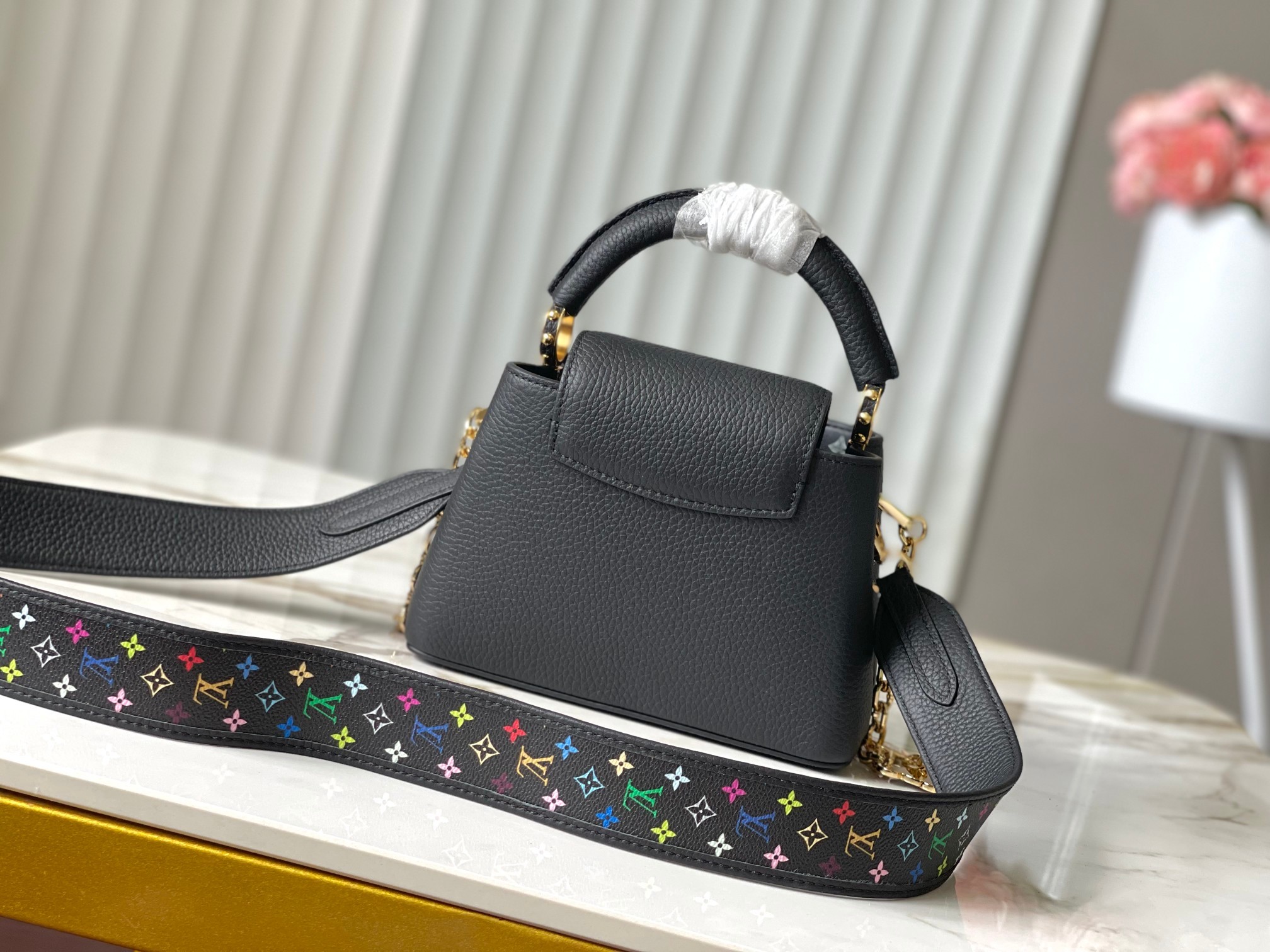 ❤️正品原料🔹特级精品🔹动态芯片🔹M13878/M48865黑拼三彩🔹在展现轻快魅力X村上系列中 重新诠