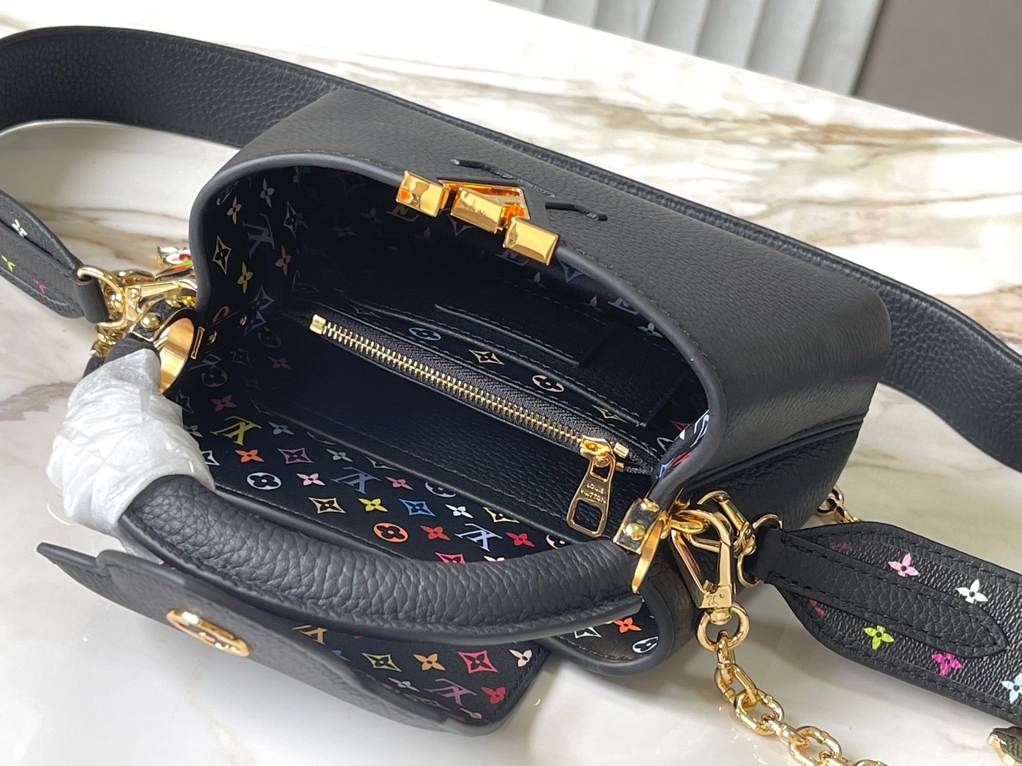 ❤️正品原料🔹特级精品🔹动态芯片🔹M13878/M48865黑拼三彩🔹在展现轻快魅力X村上系列中 重新诠