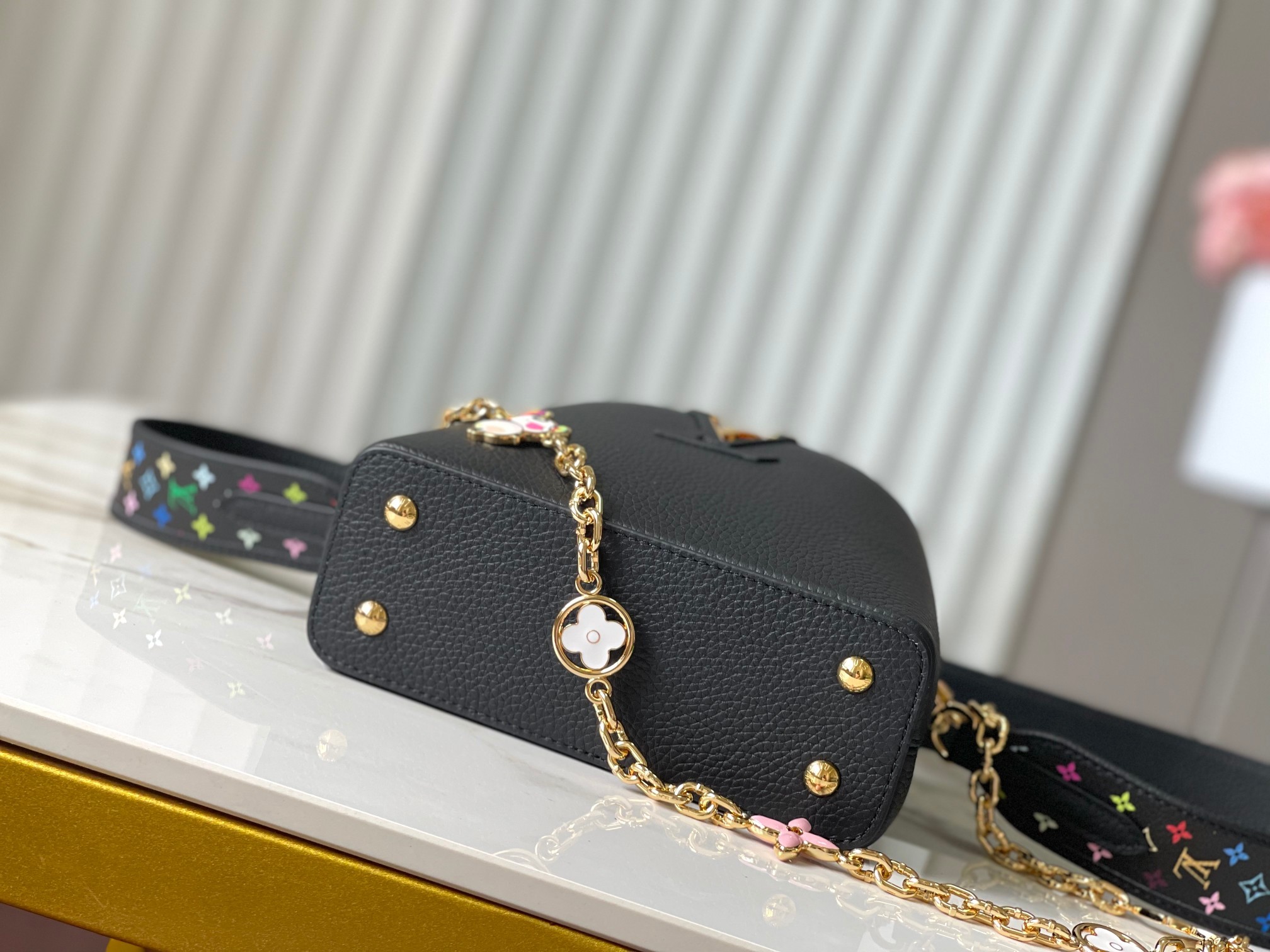 ❤️正品原料🔹特级精品🔹动态芯片🔹M13878/M48865黑拼三彩🔹在展现轻快魅力X村上系列中 重新诠