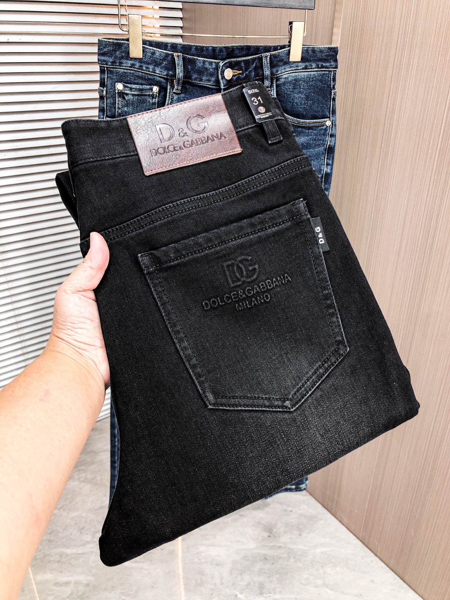 NO:662668,DG Dolce & Gabbana’s latest new men’s jeans for autumn and winter!  Heavy-duty washed denim fabric, customized fabric is softer and more comfortable than ordinary denim fabric!  Super-heavy industrial washing process and double process washing. The whole pair of pants has a comfortable feel, and the fineness and breathability are top-notch. All hardware brand logos are custom-made, and the materials are selected with the best attributes. The fabric has good elasticity and great comfort!  The low-key design style is simple and elegant. Size 29-38, Dolce&Gabbana, jeans,  19860909DG 杜嘉班纳秋冬最新推出男士牛仔裤新品！重工水洗牛仔面料,定制面料和一般牛仔布料比起来,更加柔软舒适！超重工洗水工艺 双工艺洗水 整条裤子,手感舒适,细腻程度与透气效果堪称顶级,所有的五金品牌logo都是专模定做,材质都是选最好的属性.面料的弹性很好,舒适性非常棒！低调设计风格简洁大方.码数29-38,,Dolce&Gabbana,jeans, ,Men's clothing