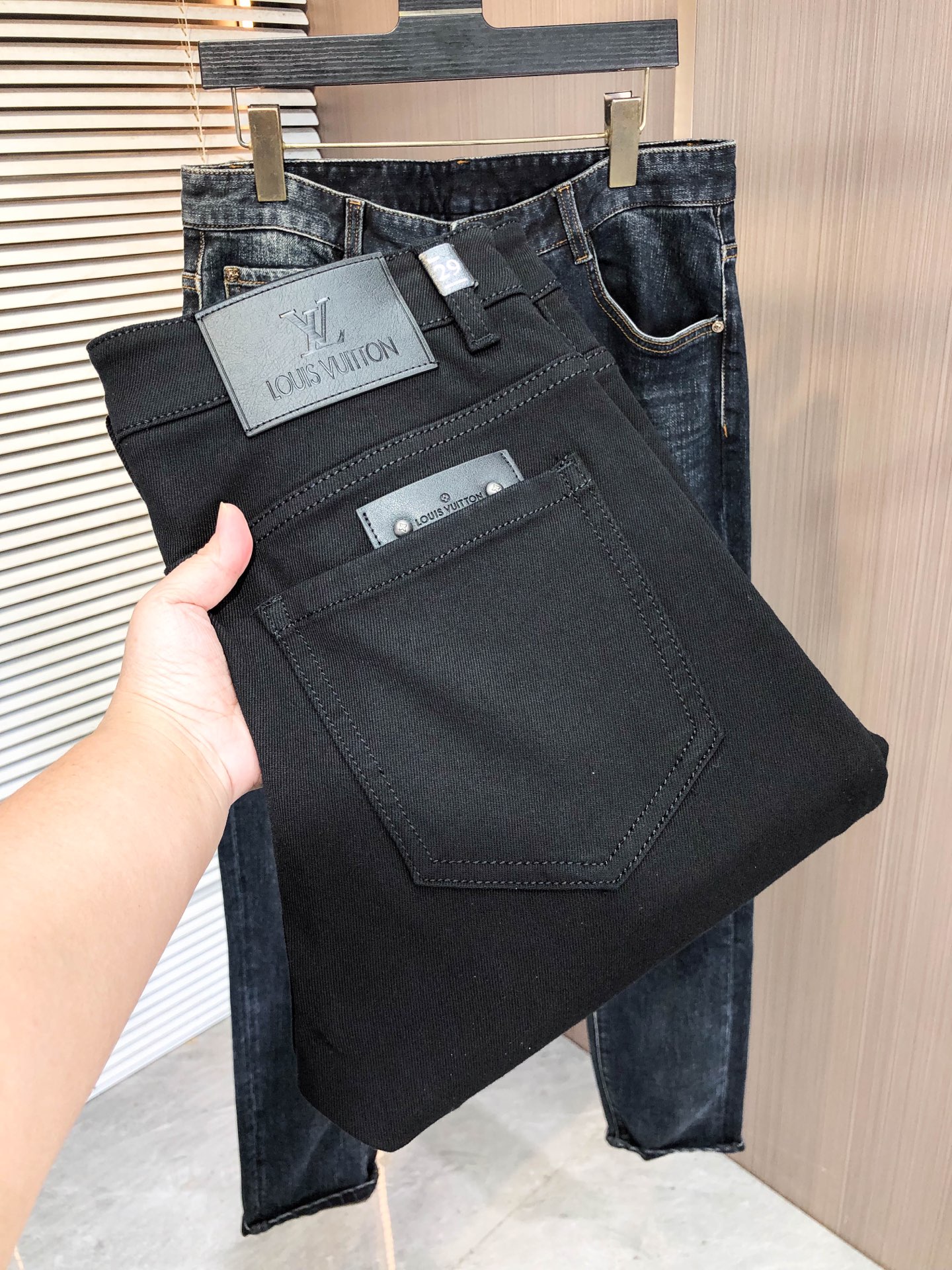 NO:953130,LV Louis Vuitton spring and summer slim fit straight jeans!  Heavy-duty fermentation and washing process, slim straight fit with elastic upper body, very comfortable to wear, very classy to wear, needless to say the style and cut of the pants, the G net logo is highly recognizable!  Truly a first-class top trendy product!  Really top-notch jeans, using Turkish cotton to produce the most famous denim fabric. The quality is outstanding. After heavy-duty fermentation and washing, the pants are very soft!  The straight-leg version is not picky and the upper body is absolutely stylish!  !  !  Size 29——3837,,louis vuitton,louis vuitton,jeans,19860909LV 路易威登春夏修身版直筒牛仔裤！重工酵磨水洗工艺,修身直筒版型带弹力上身非常舒适,穿出去非常有档次,裤型款式和裁剪亦无需多言 ,G网Logo辨识度极高！真正一等一顶级潮品！真正殿堂级的牛仔裤,选用土耳其的棉花 生产出最有名的单宁布 品质卓然,经过重工酵磨水洗使得裤子很柔软！直脚的版型 不挑人 上身绝对的有型！！！尺码29——3837,,louis vuitton,louis vuitton,jeans,,Men's clothing