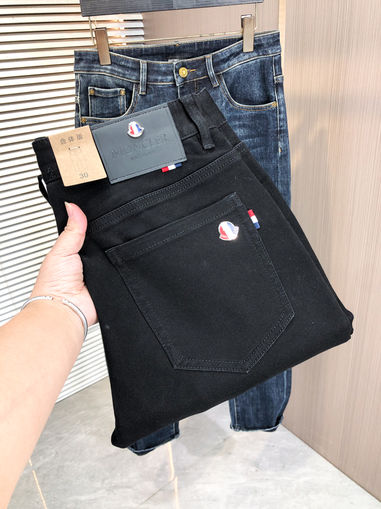 NO:662652,MONCLER autumn and winter slim fit straight jeans!  Heavy-duty fermentation and washing process, the slim straight version with elastic upper body is very comfortable, and it is very classy to wear. Needless to say, the style and tailoring of the pants, the G mesh logo is highly recognizable!  Truly a first-class top trendy product!  Really top-notch jeans, using Turkish cotton to produce the most famous denim fabric. The quality is outstanding. After heavy-duty fermentation and washing, the pants are very soft!  The straight-leg version is not picky and the upper body is absolutely stylish!  !  !  Size 29——3837,Moncler,jeans, 19860909蒙口 MONCLER秋冬修身版直筒牛仔裤！重工酵磨水洗工艺,修身直筒版型带弹力上身非常舒适,穿出去非常有档次,裤型款式和裁剪亦无需多言 ,G网Logo辨识度极高！真正一等一顶级潮品！真正殿堂级的牛仔裤,选用土耳其的棉花 生产出最有名的单宁布 品质卓然,经过重工酵磨水洗使得裤子很柔软！直脚的版型 不挑人 上身绝对的有型！！！尺码29——3837,,Moncler,jeans, ,Men's clothing