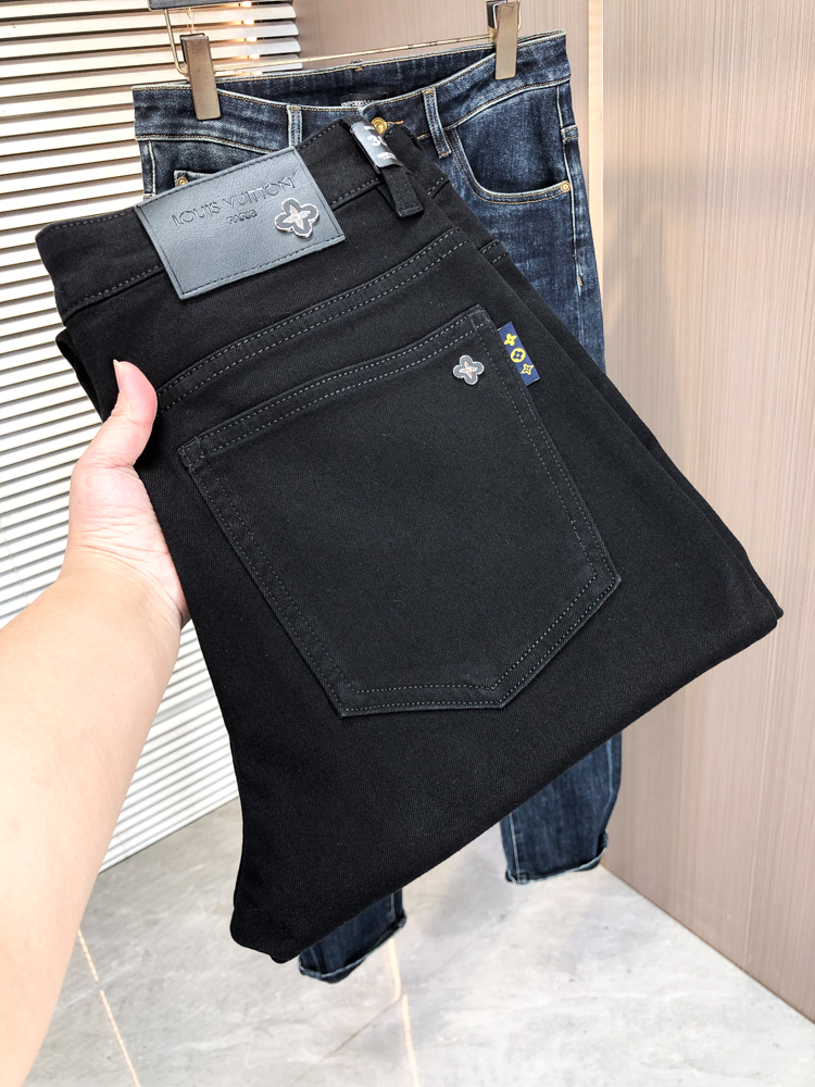 NO:662647,LV Louis Vuitton autumn and winter slim fit straight jeans!  Heavy-duty fermentation and washing process, the slim straight version with elastic upper body is very comfortable, and it is very classy to wear. Needless to say, the style and tailoring of the pants, the G mesh logo is highly recognizable!  Truly a first-class top trendy product!  Really top-notch jeans, using Turkish cotton to produce the most famous denim fabric. The quality is outstanding. After heavy-duty fermentation and washing, the pants are very soft!  The straight-leg version is not picky and the upper body is absolutely stylish!  !  !  Size 29——3837,,louis vuitton,louis vuitton,jeans, 19860909LV 路易威登秋冬修身版直筒牛仔裤！重工酵磨水洗工艺,修身直筒版型带弹力上身非常舒适,穿出去非常有档次,裤型款式和裁剪亦无需多言 ,G网Logo辨识度极高！真正一等一顶级潮品！真正殿堂级的牛仔裤,选用土耳其的棉花 生产出最有名的单宁布 品质卓然,经过重工酵磨水洗使得裤子很柔软！直脚的版型 不挑人 上身绝对的有型！！！尺码29——3837,,louis vuitton,louis vuitton,jeans, ,Men's clothing