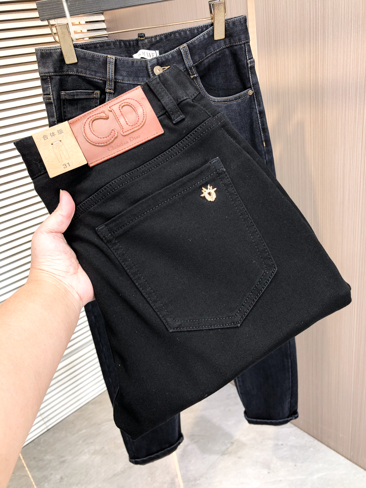 NO:662671,Dior Dior autumn and winter slim fit straight jeans!  Heavy-duty fermentation and washing process, the slim straight version with elastic upper body is very comfortable, and it is very classy to wear. Needless to say, the style and tailoring of the pants, the G mesh logo is highly recognizable!  Truly a first-class top trendy product!  Really top-notch jeans, using Turkish cotton to produce the most famous denim fabric. The quality is outstanding. After heavy-duty fermentation and washing, the pants are very soft!  The straight-leg version is not picky and the upper body is absolutely stylish!  !  !  Size 29——3837,,dior,dior,jeans, 19860909迪奥 Dior秋冬修身版直筒牛仔裤！重工酵磨水洗工艺,修身直筒版型带弹力上身非常舒适,穿出去非常有档次,裤型款式和裁剪亦无需多言 ,G网Logo辨识度极高！真正一等一顶级潮品！真正殿堂级的牛仔裤,选用土耳其的棉花 生产出最有名的单宁布 品质卓然,经过重工酵磨水洗使得裤子很柔软！直脚的版型 不挑人 上身绝对的有型！！！尺码29——3837,,dior,dior,jeans, ,Men's clothing