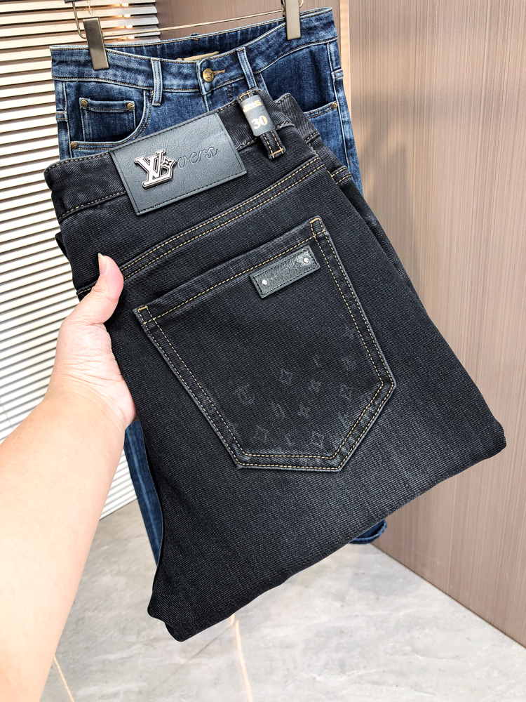 NO:662661,LV Louis Vuitton autumn and winter slim fit straight jeans!  Heavy-duty fermentation and washing process, the slim straight version with elastic upper body is very comfortable, and it is very classy to wear. Needless to say, the style and tailoring of the pants, the G mesh logo is highly recognizable!  Truly a first-class top trendy product!  Really top-notch jeans, using Turkish cotton to produce the most famous denim fabric. The quality is outstanding. After heavy-duty fermentation and washing, the pants are very soft!  The straight-leg version is not picky and the upper body is absolutely stylish!  !  !  Size 29——3837,,louis vuitton,louis vuitton,jeans, 19860909LV 路易威登秋冬修身版直筒牛仔裤！重工酵磨水洗工艺,修身直筒版型带弹力上身非常舒适,穿出去非常有档次,裤型款式和裁剪亦无需多言 ,G网Logo辨识度极高！真正一等一顶级潮品！真正殿堂级的牛仔裤,选用土耳其的棉花 生产出最有名的单宁布 品质卓然,经过重工酵磨水洗使得裤子很柔软！直脚的版型 不挑人 上身绝对的有型！！！尺码29——3837,,louis vuitton,louis vuitton,jeans, ,Men's clothing