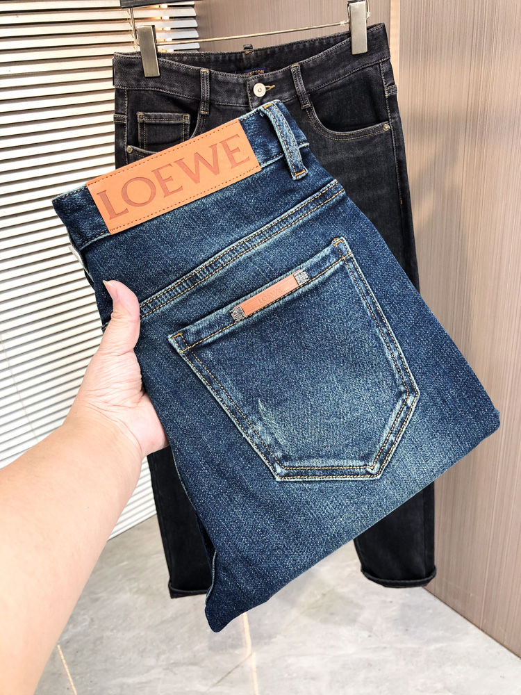 NO:662657,LOEWE autumn and winter slim jeans!  Heavy-duty fermentation and washing process, the slim fit with elastic upper body is very comfortable, and it is very classy to wear. Needless to say, the style and cutting of the pants are also customized with original hardware and original wash marks!  Highly recognizable!  Truly a first-class top trendy product!  Really top-notch jeans, using Turkish cotton to produce the most famous denim fabric. The quality is outstanding. After heavy-duty fermentation and washing, the pants are very soft!  The straight-leg version is not picky and the upper body is absolutely stylish!  !  !  Size 29——3837,,loewe,loewe,jeans, 19860909罗意威 LOEWE秋冬修身款牛仔裤！重工酵磨水洗工艺,修身版型带弹力上身非常舒适,穿出去非常有档次,裤型款式和裁剪亦无需多言 ,定制原版五金原版洗水唛！辨识度极高！真正一等一顶级潮品！真正殿堂级的牛仔裤,选用土耳其的棉花 生产出最有名的单宁布 品质卓然,经过重工酵磨水洗使得裤子很柔软！直脚的版型 不挑人 上身绝对的有型！！！尺码29——3837,,loewe,loewe,jeans, ,Men's clothing