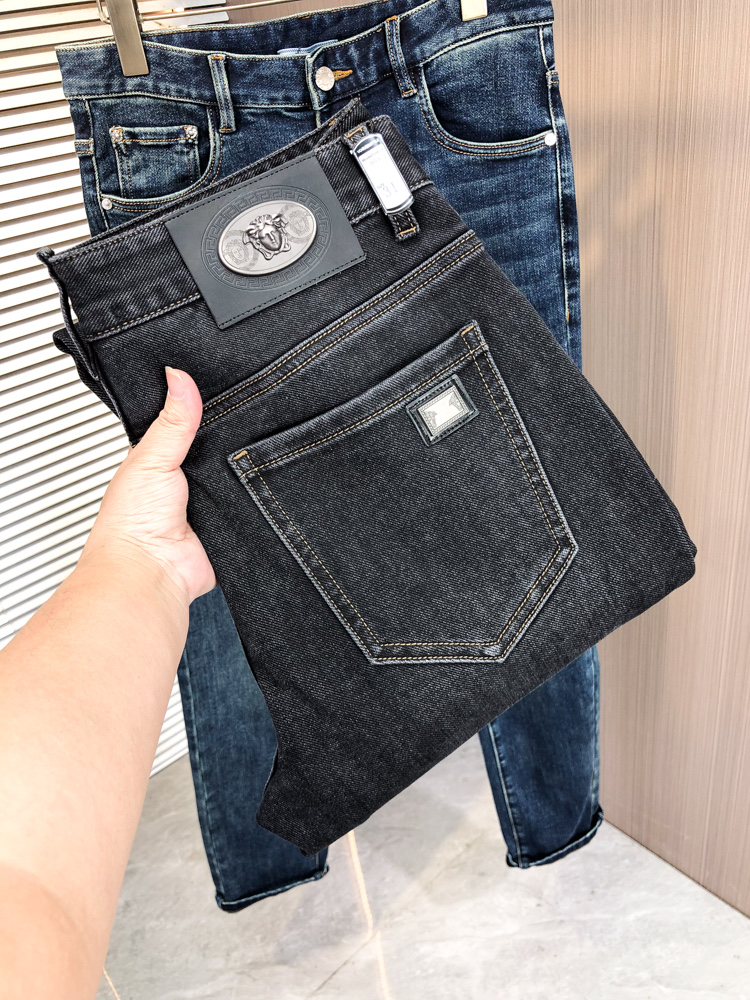 NO:662673,Versace VERSACE autumn and winter slim fit straight jeans!  Heavy-duty fermentation and washing process, the slim straight version with elastic upper body is very comfortable, and it is very classy to wear. Needless to say, the style and tailoring of the pants, the G mesh logo is highly recognizable!  Truly a first-class top trendy product!  Really top-notch jeans, using Turkish cotton to produce the most famous denim fabric. The quality is outstanding. After heavy-duty fermentation and washing, the pants are very soft!  The straight-leg version is not picky and the upper body is absolutely stylish!  !  !  Size 29——3837,versace,versace,jeans, 19860909范思哲 VERSACE秋冬修身版直筒牛仔裤！重工酵磨水洗工艺,修身直筒版型带弹力上身非常舒适,穿出去非常有档次,裤型款式和裁剪亦无需多言 ,G网Logo辨识度极高！真正一等一顶级潮品！真正殿堂级的牛仔裤,选用土耳其的棉花 生产出最有名的单宁布 品质卓然,经过重工酵磨水洗使得裤子很柔软！直脚的版型 不挑人 上身绝对的有型！！！尺码29——3837,,versace,versace,jeans, ,Men's clothing