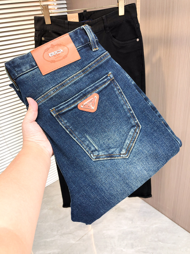 NO:662649,PRADA autumn and winter slim fit straight jeans!  Heavy-duty fermentation and washing process, the slim straight version with elastic upper body is very comfortable, and it is very classy to wear. Needless to say, the style and tailoring of the pants, the G mesh logo is highly recognizable!  Truly a first-class top trendy product!  Really top-notch jeans, using Turkish cotton to produce the most famous denim fabric. The quality is outstanding. After heavy-duty fermentation and washing, the pants are very soft!  The straight-leg version is not picky and the upper body is absolutely stylish!  !  !  Size 29——3837,,prada,prada,jeans, 19860909普拉达 PRADA秋冬修身版直筒牛仔裤！重工酵磨水洗工艺,修身直筒版型带弹力上身非常舒适,穿出去非常有档次,裤型款式和裁剪亦无需多言 ,G网Logo辨识度极高！真正一等一顶级潮品！真正殿堂级的牛仔裤,选用土耳其的棉花 生产出最有名的单宁布 品质卓然,经过重工酵磨水洗使得裤子很柔软！直脚的版型 不挑人 上身绝对的有型！！！尺码29——3837,,prada,prada,jeans, ,Men's clothing