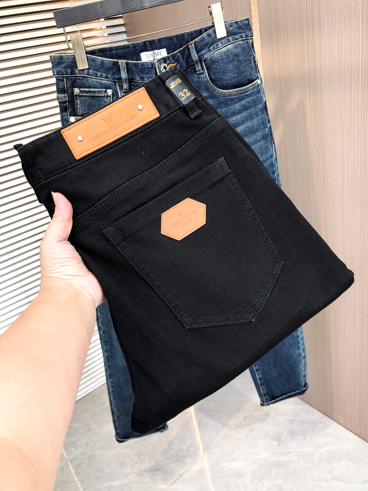 NO:662656,LV Louis Vuitton autumn and winter slim fit straight jeans!  Heavy-duty fermentation and washing process, the slim straight version with elastic upper body is very comfortable, and it is very classy to wear. Needless to say, the style and tailoring of the pants, the G mesh logo is highly recognizable!  Truly a first-class top trendy product!  Really top-notch jeans, using Turkish cotton to produce the most famous denim fabric. The quality is outstanding. After heavy-duty fermentation and washing, the pants are very soft!  The straight-leg version is not picky and the upper body is absolutely stylish!  !  !  Size 29——3837,,louis vuitton,louis vuitton,jeans, 19860909LV 路易威登秋冬修身版直筒牛仔裤！重工酵磨水洗工艺,修身直筒版型带弹力上身非常舒适,穿出去非常有档次,裤型款式和裁剪亦无需多言 ,G网Logo辨识度极高！真正一等一顶级潮品！真正殿堂级的牛仔裤,选用土耳其的棉花 生产出最有名的单宁布 品质卓然,经过重工酵磨水洗使得裤子很柔软！直脚的版型 不挑人 上身绝对的有型！！！尺码29——3837,,louis vuitton,louis vuitton,jeans, ,Men's clothing
