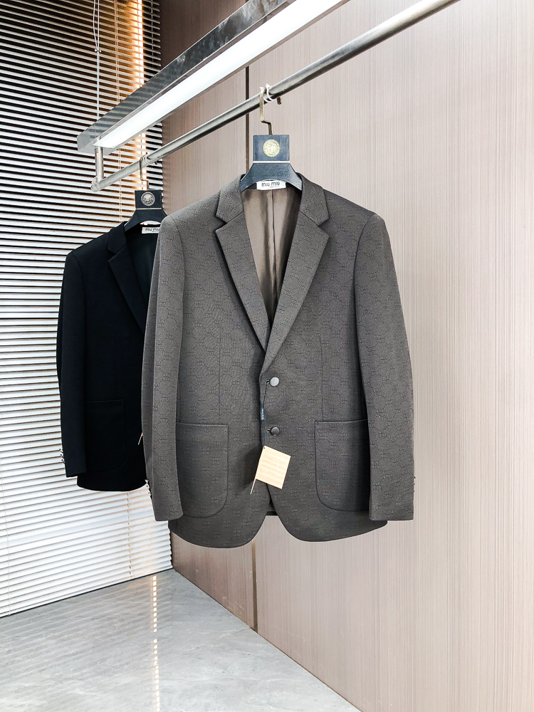 NO:725797,#bai (after the New Year) miumiu Miu Miu exalts taste and shows gentlemanly style - high-end casual suits for autumn and winter. Every fashionable and successful man who pursues details and advocates taste deserves a casual suit that can show his extraordinary temperament. This casual suit we have carefully crafted for you uses top-grade fabrics and exquisite craftsmanship. Every detail reveals extraordinary and nobility.  The unique design uses three-dimensional tailoring technology to perfectly fit the body shape and show an elegant posture. The specially designed three-dimensional LOGO embroidery not only enhances the overall sense of fashion, but also highlights the unique taste of the wearer. The classic colors can be easily controlled whether it is business negotiations or leisure time, showing the charm of a gentleman. High-end quality and European craftsmanship standards ensure that every suit is a work of craftsmanship. From fabric selection to detail processing, everything reflects the ultimate pursuit of quality.  Standard sizes meet the needs of different body types, ensuring that every man can find the one that suits him best. Choosing this casual suit is not only a careful creation of the external image, but also an insistence on the quality of life. It will become a must-have item in your wardrobe and accompany you to confidently welcome every important occasion. Buy it now and start your elegant journey!  Standard size 48-58,,miumiu,business suit,19860909#bai（可年后） miumiu 缪缪尊享品味,尽显绅士风范 —— 秋冬高端休闲西装 每一位追求细节、崇尚品味的时尚成功男士,都值得拥有一件能够彰显非凡气质的休闲西装,我们为您精心打造的这款休闲西装,采用顶级面料,结合精湛工艺,每一处细节都透露着不凡与尊贵. 独特设计采用立体剪裁技术,完美贴合身形,展现优雅体态.特别设计的LOGO立体绣花,不仅提升了整体的时尚感,更彰显了穿着者的独特品味. 经典色彩,无论是商务洽谈还是休闲时光,都能轻松驾驭,尽显绅士魅力. 高端品质与欧洲同步的工艺标准,确保每一件西装都是匠心之作.从面料选择到细节处理,无不体现出对品质的极致追求. 标准版型尺码,满足不同体型需求,确保每位男士都能找到最适合自己的那一款. 选择这款休闲西装,不仅是对外在形象的精心打造,更是对生活品质的一种坚持.它将成为您衣橱中的必备单品,陪伴您自信地迎接每一个重要场合.立即选购,开启您的优雅之旅！标准尺码48-58,,miumiu,business suit,,Men's clothing