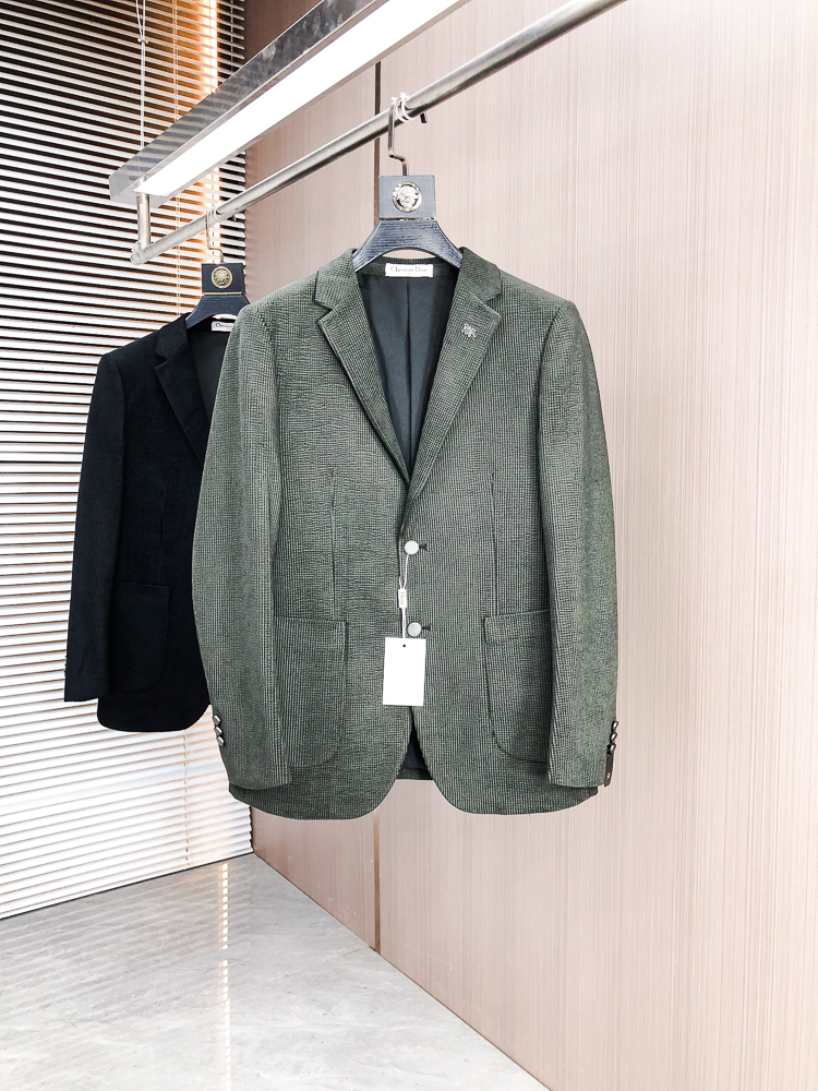 NO:725789,#bai (after the New Year) Dior exalts taste and shows gentlemanly style - high-end casual suits for autumn and winter. Every fashionable and successful man who pursues details and advocates taste deserves a casual suit that can show extraordinary temperament. This casual suit we have carefully crafted for you uses top-grade fabrics and combines exquisite craftsmanship. Every detail reveals extraordinary and nobility.  The unique design uses three-dimensional tailoring technology to perfectly fit the body shape and show an elegant posture. The specially designed three-dimensional LOGO embroidery not only enhances the overall sense of fashion, but also highlights the unique taste of the wearer. The classic colors can be easily controlled whether it is business negotiations or leisure time, showing the charm of a gentleman. High-end quality and European craftsmanship standards ensure that every suit is a work of craftsmanship. From fabric selection to detail processing, everything reflects the ultimate pursuit of quality.  Standard sizes meet the needs of different body types, ensuring that every man can find the one that suits him best. Choosing this casual suit is not only a careful creation of the external image, but also an insistence on the quality of life. It will become a must-have item in your wardrobe and accompany you to confidently welcome every important occasion. Buy it now and start your elegant journey!  Standard size 48-58,,dior,dior,business suit,19860909#bai（可年后） 迪奥 Dior尊享品味,尽显绅士风范 —— 秋冬高端休闲西装 每一位追求细节、崇尚品味的时尚成功男士,都值得拥有一件能够彰显非凡气质的休闲西装,我们为您精心打造的这款休闲西装,采用顶级面料,结合精湛工艺,每一处细节都透露着不凡与尊贵. 独特设计采用立体剪裁技术,完美贴合身形,展现优雅体态.特别设计的LOGO立体绣花,不仅提升了整体的时尚感,更彰显了穿着者的独特品味. 经典色彩,无论是商务洽谈还是休闲时光,都能轻松驾驭,尽显绅士魅力. 高端品质与欧洲同步的工艺标准,确保每一件西装都是匠心之作.从面料选择到细节处理,无不体现出对品质的极致追求. 标准版型尺码,满足不同体型需求,确保每位男士都能找到最适合自己的那一款. 选择这款休闲西装,不仅是对外在形象的精心打造,更是对生活品质的一种坚持.它将成为您衣橱中的必备单品,陪伴您自信地迎接每一个重要场合.立即选购,开启您的优雅之旅！标准尺码48-58,,dior,dior,business suit,,Men's clothing