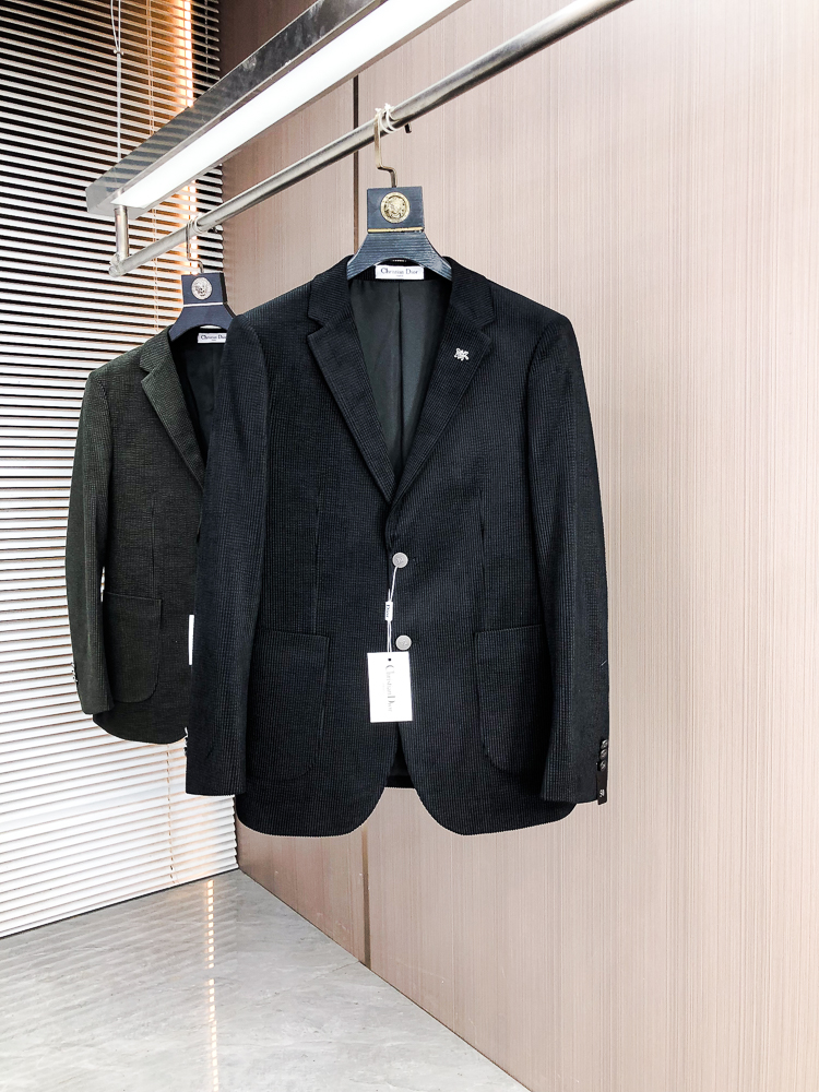 NO:725773,#bai (after the New Year) Dior exalts taste and shows gentlemanly style - high-end casual suits for autumn and winter. Every fashionable and successful man who pursues details and advocates taste deserves a casual suit that can show extraordinary temperament. This casual suit we have carefully crafted for you uses top-grade fabrics and combines exquisite craftsmanship. Every detail reveals extraordinary and nobility.  The unique design uses three-dimensional tailoring technology to perfectly fit the body shape and show an elegant posture. The specially designed three-dimensional LOGO embroidery not only enhances the overall sense of fashion, but also highlights the unique taste of the wearer. The classic colors can be easily controlled whether it is business negotiations or leisure time, showing the charm of a gentleman. High-end quality and European craftsmanship standards ensure that every suit is a work of craftsmanship. From fabric selection to detail processing, everything reflects the ultimate pursuit of quality.  Standard sizes meet the needs of different body types, ensuring that every man can find the one that suits him best. Choosing this casual suit is not only a careful creation of the external image, but also an insistence on the quality of life. It will become a must-have item in your wardrobe and accompany you to confidently welcome every important occasion. Buy it now and start your elegant journey!  Standard size 48-58,,dior,dior,business suit,19860909#bai（可年后） 迪奥 Dior尊享品味,尽显绅士风范 —— 秋冬高端休闲西装 每一位追求细节、崇尚品味的时尚成功男士,都值得拥有一件能够彰显非凡气质的休闲西装,我们为您精心打造的这款休闲西装,采用顶级面料,结合精湛工艺,每一处细节都透露着不凡与尊贵. 独特设计采用立体剪裁技术,完美贴合身形,展现优雅体态.特别设计的LOGO立体绣花,不仅提升了整体的时尚感,更彰显了穿着者的独特品味. 经典色彩,无论是商务洽谈还是休闲时光,都能轻松驾驭,尽显绅士魅力. 高端品质与欧洲同步的工艺标准,确保每一件西装都是匠心之作.从面料选择到细节处理,无不体现出对品质的极致追求. 标准版型尺码,满足不同体型需求,确保每位男士都能找到最适合自己的那一款. 选择这款休闲西装,不仅是对外在形象的精心打造,更是对生活品质的一种坚持.它将成为您衣橱中的必备单品,陪伴您自信地迎接每一个重要场合.立即选购,开启您的优雅之旅！标准尺码48-58,,dior,dior,business suit,,Men's clothing