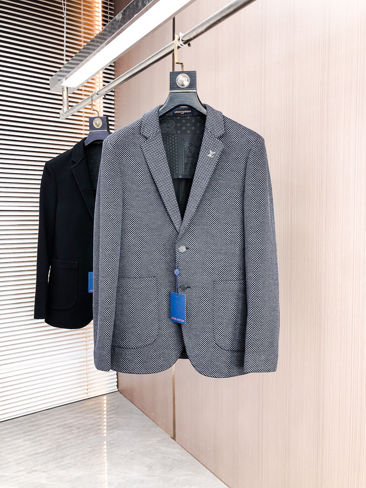 NO:725765,#bai (after the New Year) LV Louis Vuitton exudes taste and shows gentlemanly style - high-end casual suits for autumn and winter. Every fashionable and successful man who pursues details and advocates taste deserves a casual suit that can show extraordinary temperament. This casual suit we have carefully crafted for you uses top-quality fabrics and combines exquisite craftsmanship. Every detail reveals extraordinary and nobility.  The unique design uses three-dimensional tailoring technology to perfectly fit the body shape and show an elegant posture. The specially designed three-dimensional LOGO embroidery not only enhances the overall sense of fashion, but also highlights the unique taste of the wearer. The classic colors can be easily controlled whether it is business negotiations or leisure time, showing the charm of a gentleman. High-end quality and European craftsmanship standards ensure that every suit is a work of craftsmanship. From fabric selection to detail processing, everything reflects the ultimate pursuit of quality.  Standard sizes meet the needs of different body types, ensuring that every man can find the one that suits him best. Choosing this casual suit is not only a careful creation of the external image, but also an insistence on the quality of life. It will become a must-have item in your wardrobe and accompany you to confidently welcome every important occasion. Buy it now and start your elegant journey!  Standard size 48-58,,louis vuitton,louis vuitton,business suit,19860909#bai（可年后） LV 路易威登尊享品味,尽显绅士风范 —— 秋冬高端休闲西装 每一位追求细节、崇尚品味的时尚成功男士,都值得拥有一件能够彰显非凡气质的休闲西装,我们为您精心打造的这款休闲西装,采用顶级面料,结合精湛工艺,每一处细节都透露着不凡与尊贵. 独特设计采用立体剪裁技术,完美贴合身形,展现优雅体态.特别设计的LOGO立体绣花,不仅提升了整体的时尚感,更彰显了穿着者的独特品味. 经典色彩,无论是商务洽谈还是休闲时光,都能轻松驾驭,尽显绅士魅力. 高端品质与欧洲同步的工艺标准,确保每一件西装都是匠心之作.从面料选择到细节处理,无不体现出对品质的极致追求. 标准版型尺码,满足不同体型需求,确保每位男士都能找到最适合自己的那一款. 选择这款休闲西装,不仅是对外在形象的精心打造,更是对生活品质的一种坚持.它将成为您衣橱中的必备单品,陪伴您自信地迎接每一个重要场合.立即选购,开启您的优雅之旅！标准尺码48-58,,louis vuitton,louis vuitton,business suit,,Men's clothing