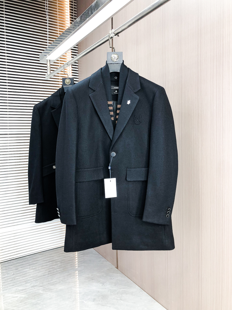 NO:725750,#bai (after the new year) MONCLER exudes taste and shows gentlemanly style - high-end casual suits for autumn and winter. Every fashionable and successful man who pursues details and advocates taste deserves a casual suit that can show his extraordinary temperament. This casual suit we have carefully crafted for you uses top-quality fabrics and combines exquisite craftsmanship. Every detail reveals extraordinary and nobility.  The unique design uses three-dimensional tailoring technology to perfectly fit the body shape and show an elegant posture. The specially designed three-dimensional LOGO embroidery not only enhances the overall sense of fashion, but also highlights the unique taste of the wearer. The classic colors can be easily controlled whether it is business negotiations or leisure time, showing the charm of a gentleman. High-end quality and European craftsmanship standards ensure that every suit is a work of craftsmanship. From fabric selection to detail processing, everything reflects the ultimate pursuit of quality.  Standard sizes meet the needs of different body types, ensuring that every man can find the one that suits him best. Choosing this casual suit is not only a careful creation of the external image, but also an insistence on the quality of life. It will become a must-have item in your wardrobe and accompany you to confidently welcome every important occasion. Buy it now and start your elegant journey!  Standard size 48-58,,Moncler,business suit,19860909#bai（可年后） 蒙口 MONCLER尊享品味,尽显绅士风范 —— 秋冬高端休闲西装 每一位追求细节、崇尚品味的时尚成功男士,都值得拥有一件能够彰显非凡气质的休闲西装,我们为您精心打造的这款休闲西装,采用顶级面料,结合精湛工艺,每一处细节都透露着不凡与尊贵. 独特设计采用立体剪裁技术,完美贴合身形,展现优雅体态.特别设计的LOGO立体绣花,不仅提升了整体的时尚感,更彰显了穿着者的独特品味. 经典色彩,无论是商务洽谈还是休闲时光,都能轻松驾驭,尽显绅士魅力. 高端品质与欧洲同步的工艺标准,确保每一件西装都是匠心之作.从面料选择到细节处理,无不体现出对品质的极致追求. 标准版型尺码,满足不同体型需求,确保每位男士都能找到最适合自己的那一款. 选择这款休闲西装,不仅是对外在形象的精心打造,更是对生活品质的一种坚持.它将成为您衣橱中的必备单品,陪伴您自信地迎接每一个重要场合.立即选购,开启您的优雅之旅！标准尺码48-58,,Moncler,business suit,,Men's clothing