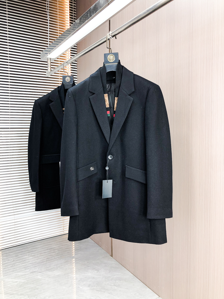 NO:725757,#bai (after the New Year) GUCCI exalts taste and shows gentlemanly style - high-end casual suits for autumn and winter. Every fashionable and successful man who pursues details and advocates taste deserves a casual suit that can show extraordinary temperament. This casual suit we have carefully crafted for you uses top-grade fabrics and combines exquisite craftsmanship. Every detail reveals extraordinary and nobility.  The unique design uses three-dimensional tailoring technology to perfectly fit the body shape and show an elegant posture. The specially designed three-dimensional LOGO embroidery not only enhances the overall sense of fashion, but also highlights the unique taste of the wearer. The classic colors can be easily controlled whether it is business negotiations or leisure time, showing the charm of a gentleman. High-end quality and European craftsmanship standards ensure that every suit is a work of craftsmanship. From fabric selection to detail processing, everything reflects the ultimate pursuit of quality.  Standard sizes meet the needs of different body types, ensuring that every man can find the one that suits him best. Choosing this casual suit is not only a careful creation of the external image, but also an insistence on the quality of life. It will become a must-have item in your wardrobe and accompany you to confidently welcome every important occasion. Buy it now and start your elegant journey!  Standard size 48-58,,gucci,business suit,19860909#bai（可年后） 古奇GUCCI尊享品味,尽显绅士风范 —— 秋冬高端休闲西装 每一位追求细节、崇尚品味的时尚成功男士,都值得拥有一件能够彰显非凡气质的休闲西装,我们为您精心打造的这款休闲西装,采用顶级面料,结合精湛工艺,每一处细节都透露着不凡与尊贵. 独特设计采用立体剪裁技术,完美贴合身形,展现优雅体态.特别设计的LOGO立体绣花,不仅提升了整体的时尚感,更彰显了穿着者的独特品味. 经典色彩,无论是商务洽谈还是休闲时光,都能轻松驾驭,尽显绅士魅力. 高端品质与欧洲同步的工艺标准,确保每一件西装都是匠心之作.从面料选择到细节处理,无不体现出对品质的极致追求. 标准版型尺码,满足不同体型需求,确保每位男士都能找到最适合自己的那一款. 选择这款休闲西装,不仅是对外在形象的精心打造,更是对生活品质的一种坚持.它将成为您衣橱中的必备单品,陪伴您自信地迎接每一个重要场合.立即选购,开启您的优雅之旅！标准尺码48-58,,gucci,business suit,,Men's clothing