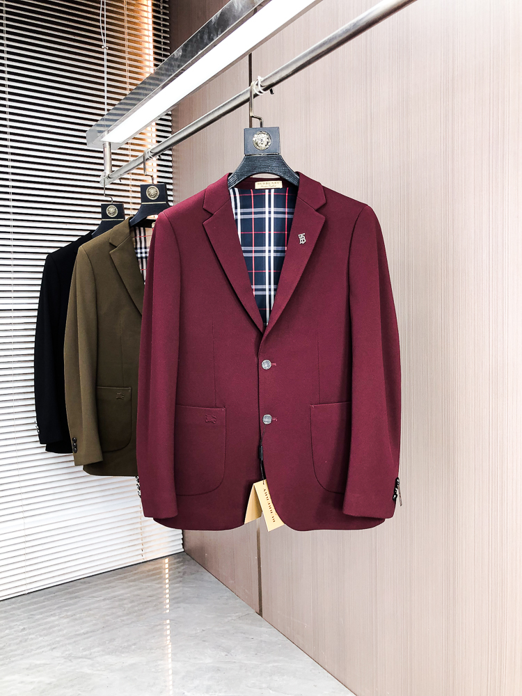 NO:725782,#bai (after the New Year) BURBERRY exudes taste and shows gentlemanly style - high-end casual suits for autumn and winter. Every fashionable and successful man who pursues details and advocates taste deserves a casual suit that can show extraordinary temperament. This casual suit we have carefully crafted for you uses top-quality fabrics and combines exquisite craftsmanship. Every detail reveals extraordinary and nobility.  The unique design uses three-dimensional tailoring technology to perfectly fit the body shape and show an elegant posture. The specially designed three-dimensional LOGO embroidery not only enhances the overall sense of fashion, but also highlights the unique taste of the wearer. The classic colors can be easily controlled whether it is business negotiations or leisure time, showing the charm of a gentleman. High-end quality and European craftsmanship standards ensure that every suit is a work of craftsmanship. From fabric selection to detail processing, everything reflects the ultimate pursuit of quality.  Standard sizes meet the needs of different body types, ensuring that every man can find the one that suits him best. Choosing this casual suit is not only a careful creation of the external image, but also an insistence on the quality of life. It will become a must-have item in your wardrobe and accompany you to confidently welcome every important occasion. Buy it now and start your elegant journey!  Standard size 48-58,,burberry,burberry,business suit,19860909#bai（可年后） 巴宝莉 BURBERRY尊享品味,尽显绅士风范 —— 秋冬高端休闲西装 每一位追求细节、崇尚品味的时尚成功男士,都值得拥有一件能够彰显非凡气质的休闲西装,我们为您精心打造的这款休闲西装,采用顶级面料,结合精湛工艺,每一处细节都透露着不凡与尊贵. 独特设计采用立体剪裁技术,完美贴合身形,展现优雅体态.特别设计的LOGO立体绣花,不仅提升了整体的时尚感,更彰显了穿着者的独特品味. 经典色彩,无论是商务洽谈还是休闲时光,都能轻松驾驭,尽显绅士魅力. 高端品质与欧洲同步的工艺标准,确保每一件西装都是匠心之作.从面料选择到细节处理,无不体现出对品质的极致追求. 标准版型尺码,满足不同体型需求,确保每位男士都能找到最适合自己的那一款. 选择这款休闲西装,不仅是对外在形象的精心打造,更是对生活品质的一种坚持.它将成为您衣橱中的必备单品,陪伴您自信地迎接每一个重要场合.立即选购,开启您的优雅之旅！标准尺码48-58,,burberry,burberry,business suit,,Men's clothing